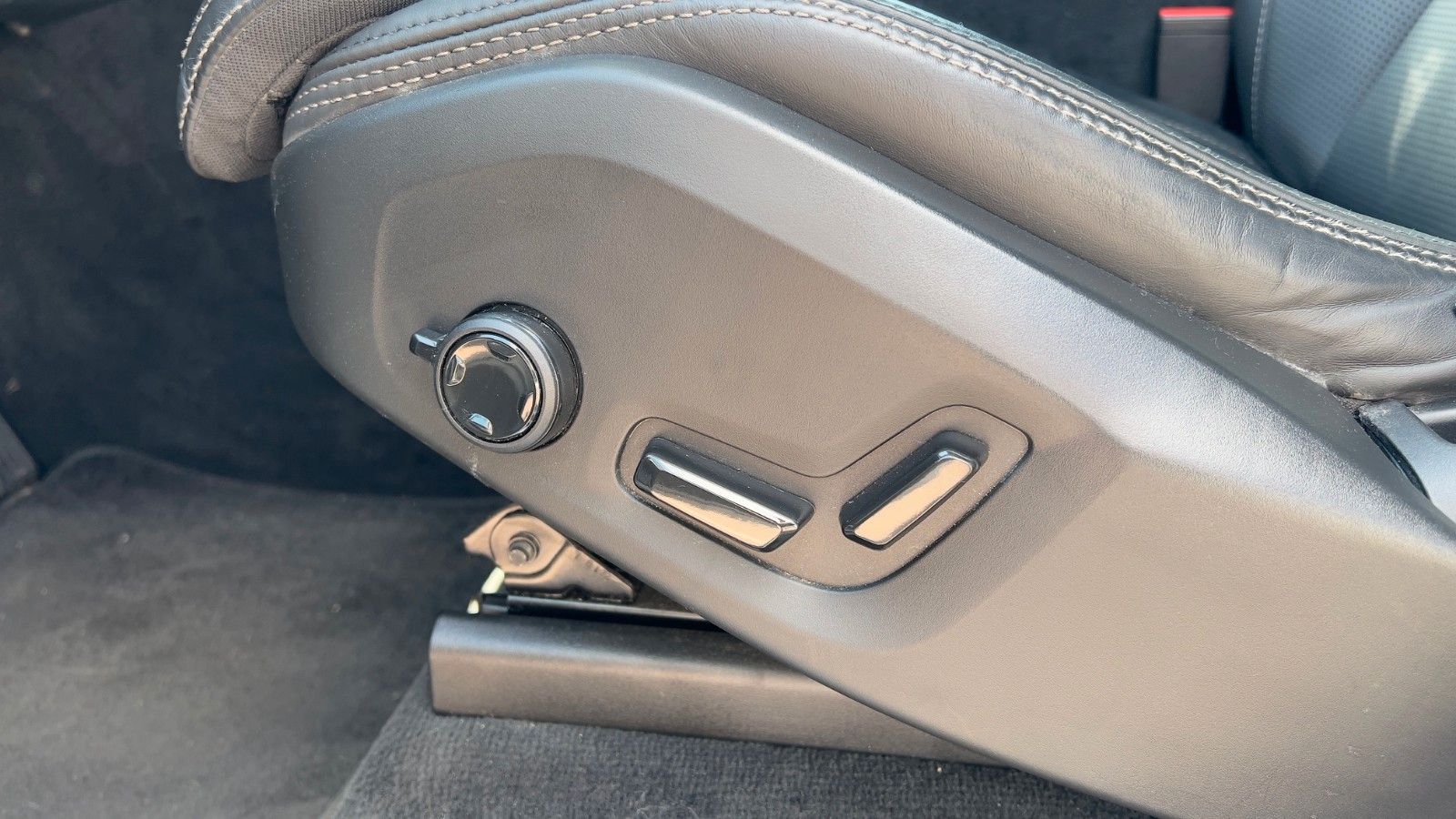 Fahrzeugabbildung Volvo XC90 B5 D AWD Ultimate Dark*B&W*HuD*LUFT*360*ACC