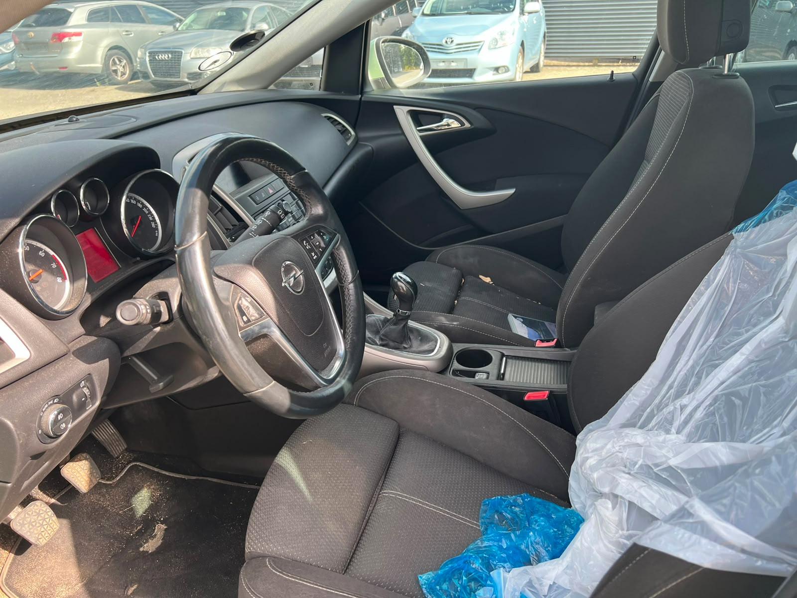 Opel Astra 2011 — photo 9