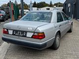 Mercedes-Benz 220 E    Schiebedach Sommer und Winterräder - Mercedes-Benz 220: W