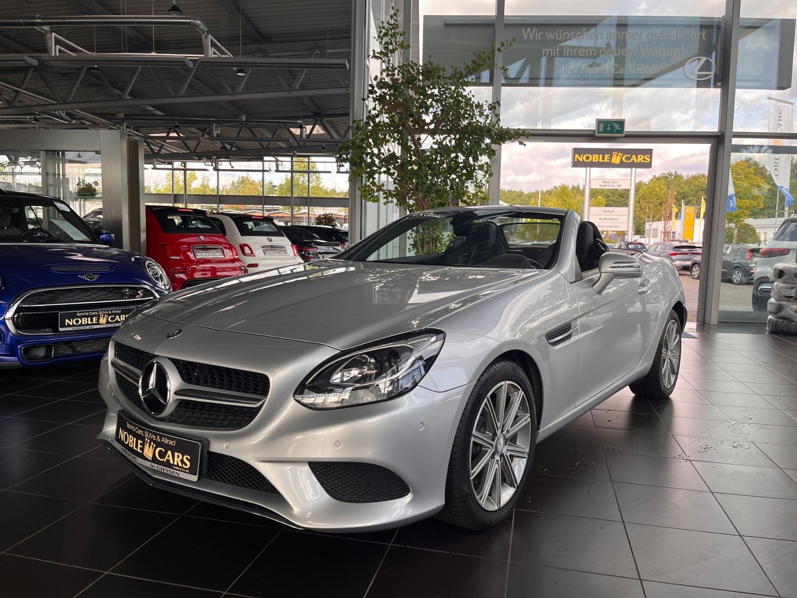 Fahrzeugabbildung Mercedes-Benz SLC 300 Roadster PANO NAVI ALU