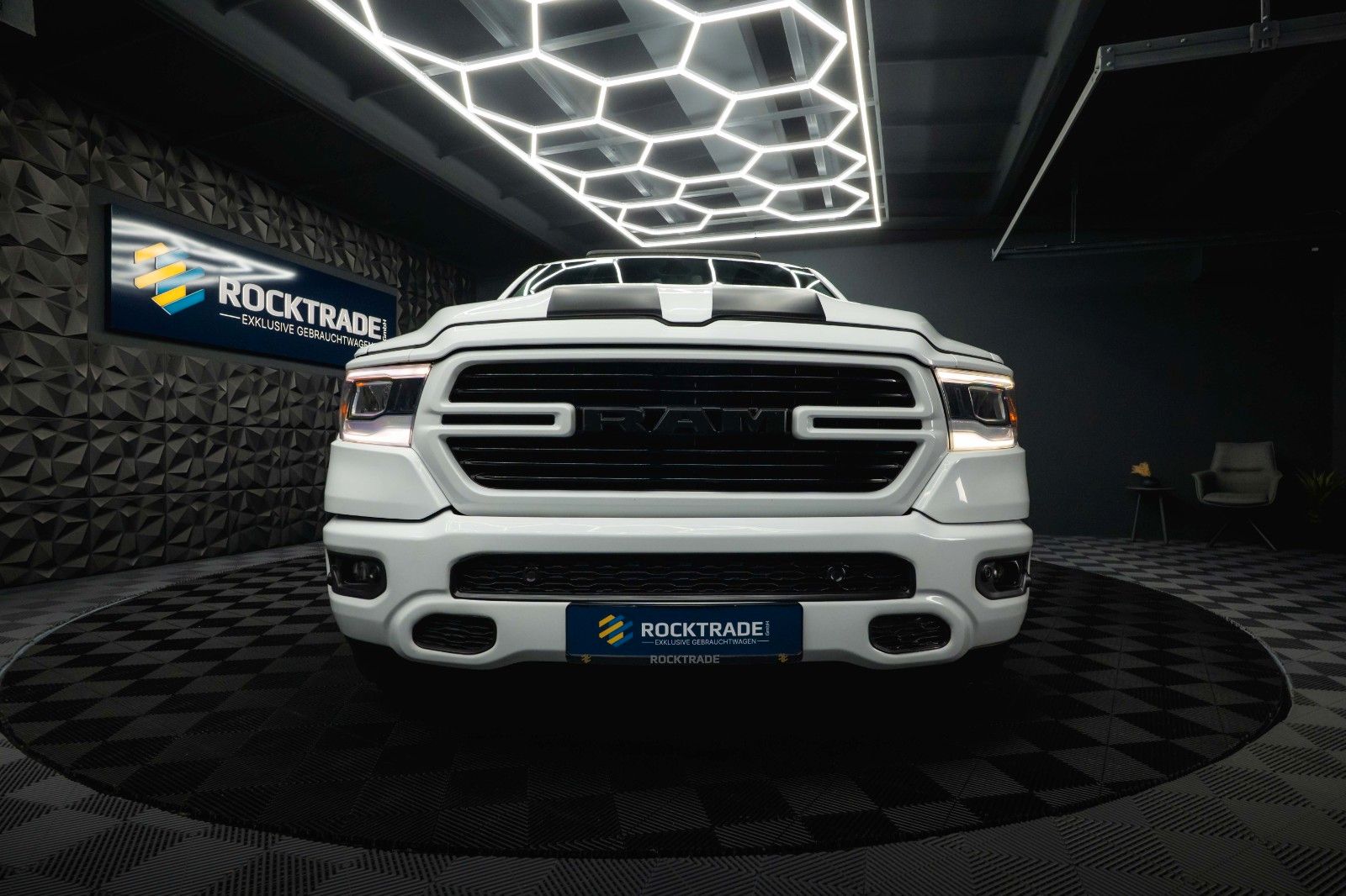 Fahrzeugabbildung Dodge RAM 5.7 V8 HEMI 4x4 OFFROAD Night-Paket *PANO*