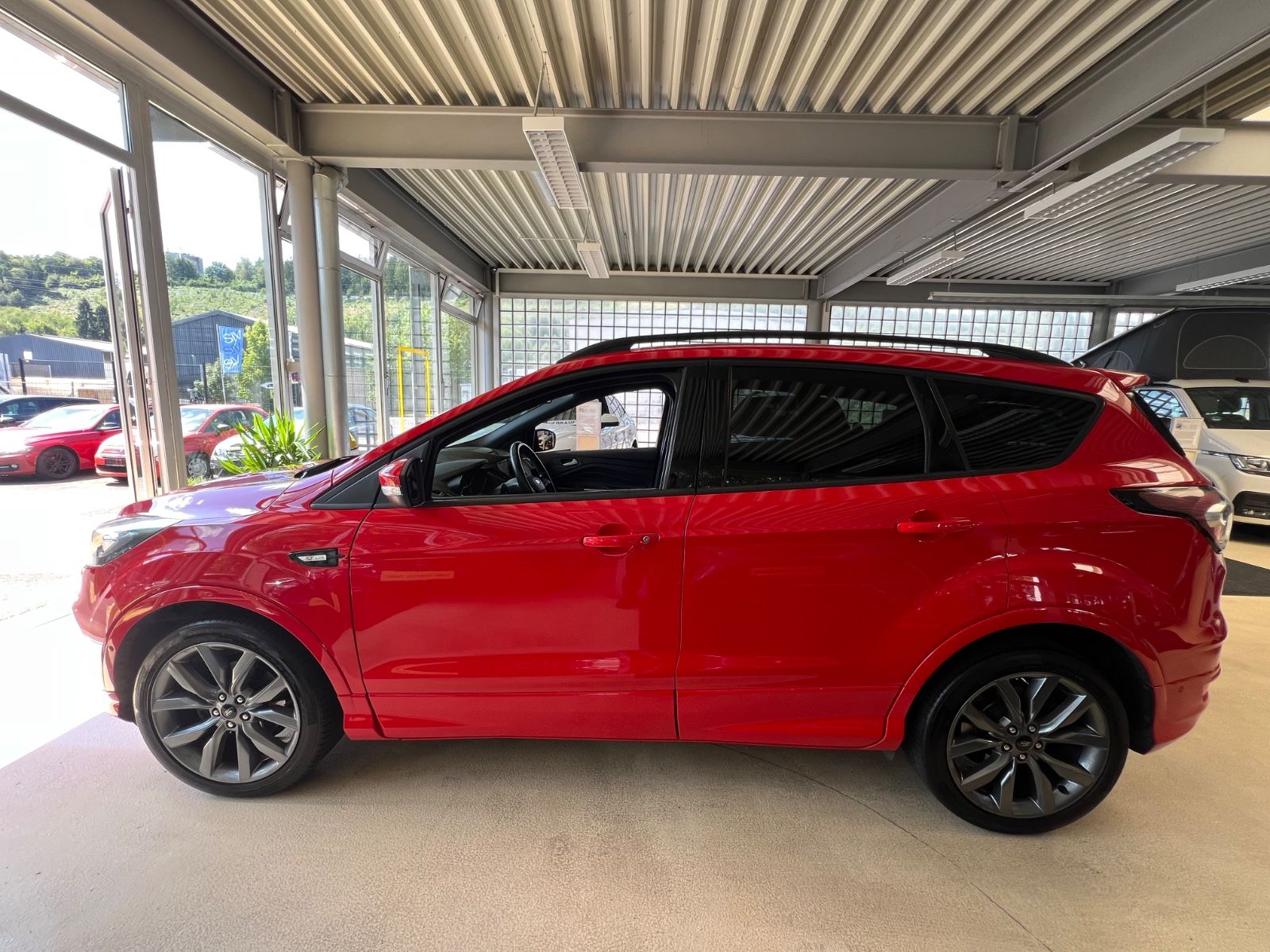 Fahrzeugabbildung Ford Kuga ST-Line * ROT/SCHWARZ *