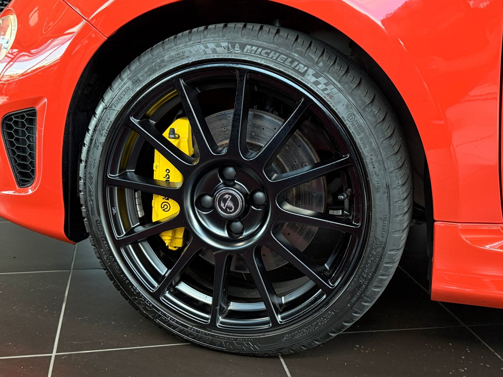 Fahrzeugabbildung Abarth 695 Competizione BEATS NAVI SABELT