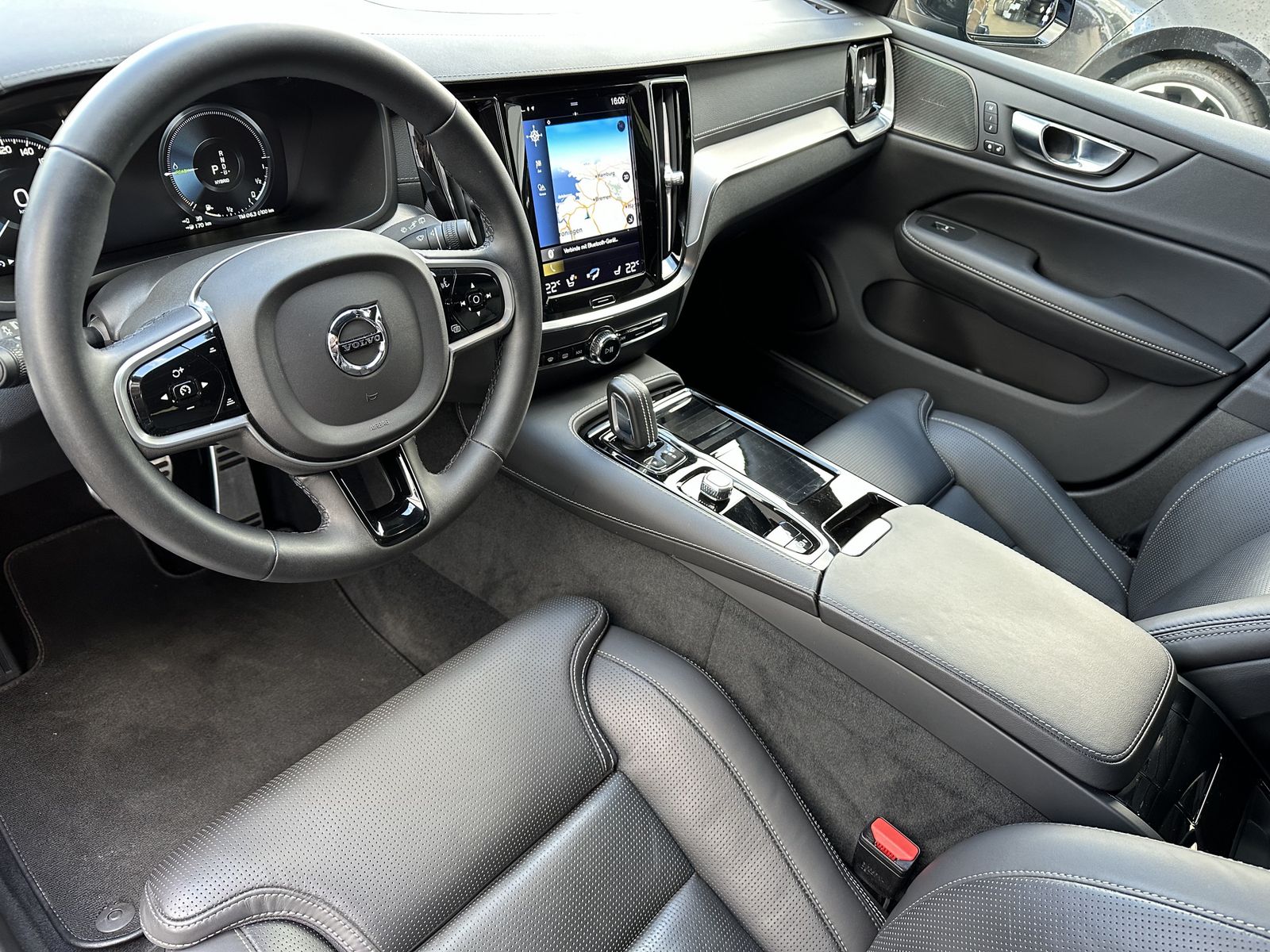 Fahrzeugabbildung Volvo V60 T6 AWD Recharge R-Design NAV+LED+PANO+H&K+VC