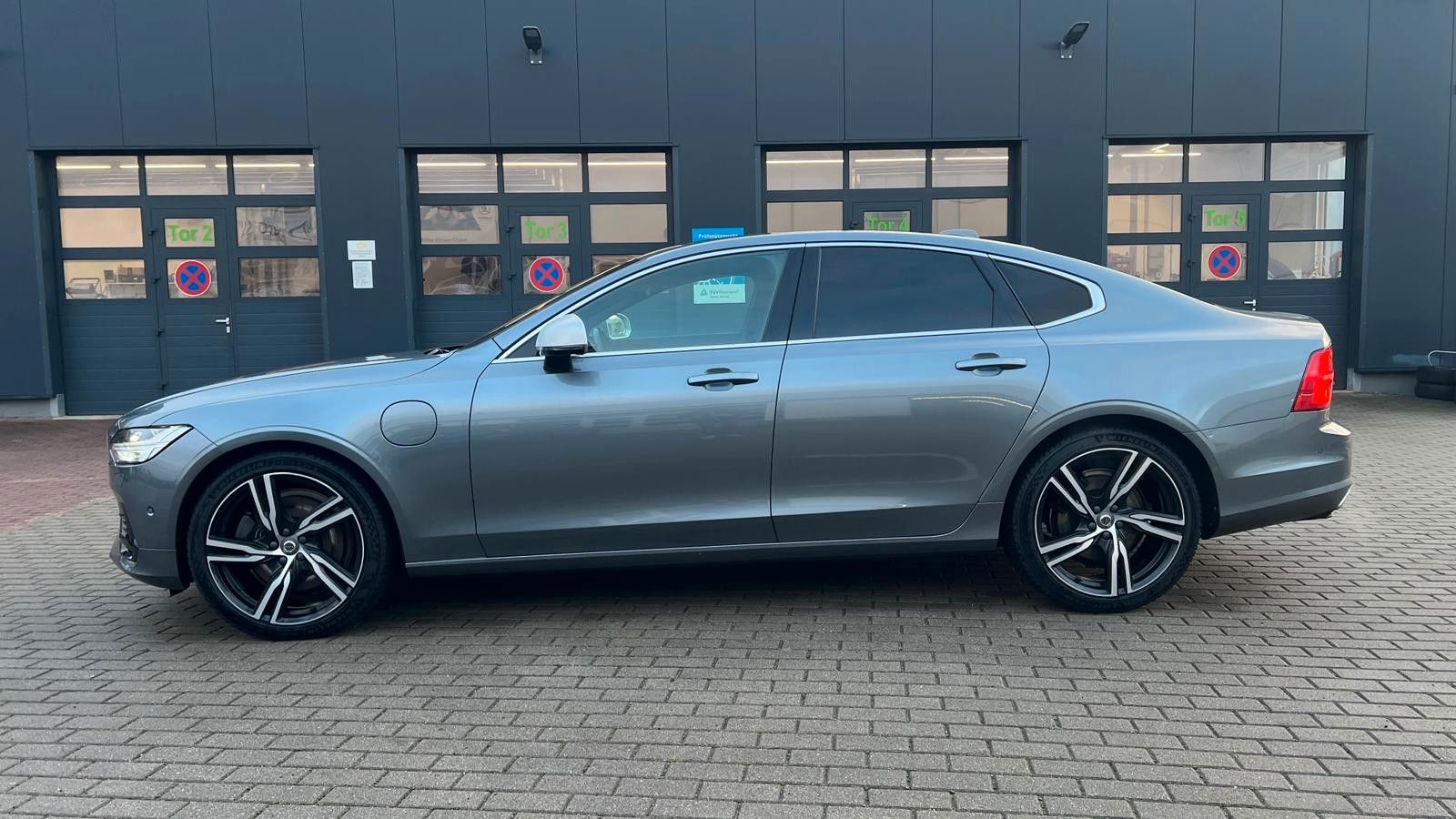 Fahrzeugabbildung Volvo S90*R-Design*T8*AWD*B&W*LUFT*MASS*20Zoll