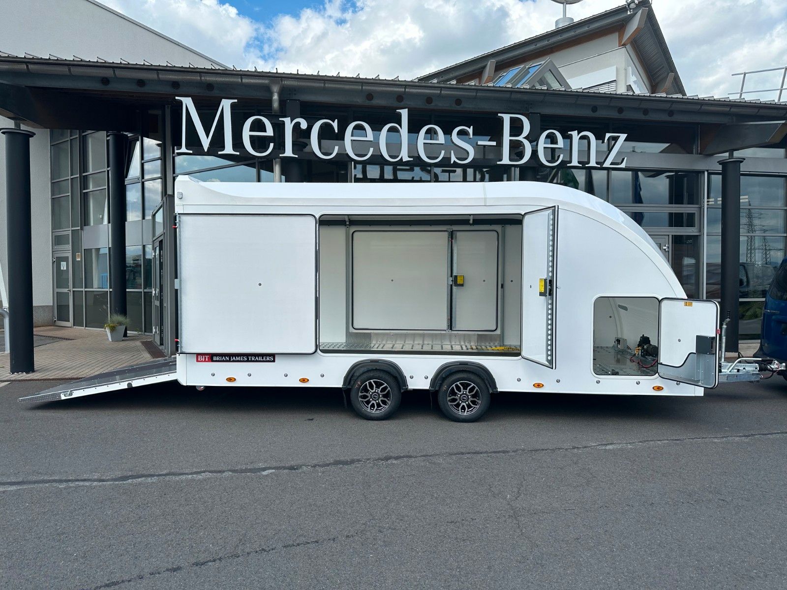 Fahrzeugabbildung Brian James Race Sport / Länge: 5,03 m / 3.000 kg