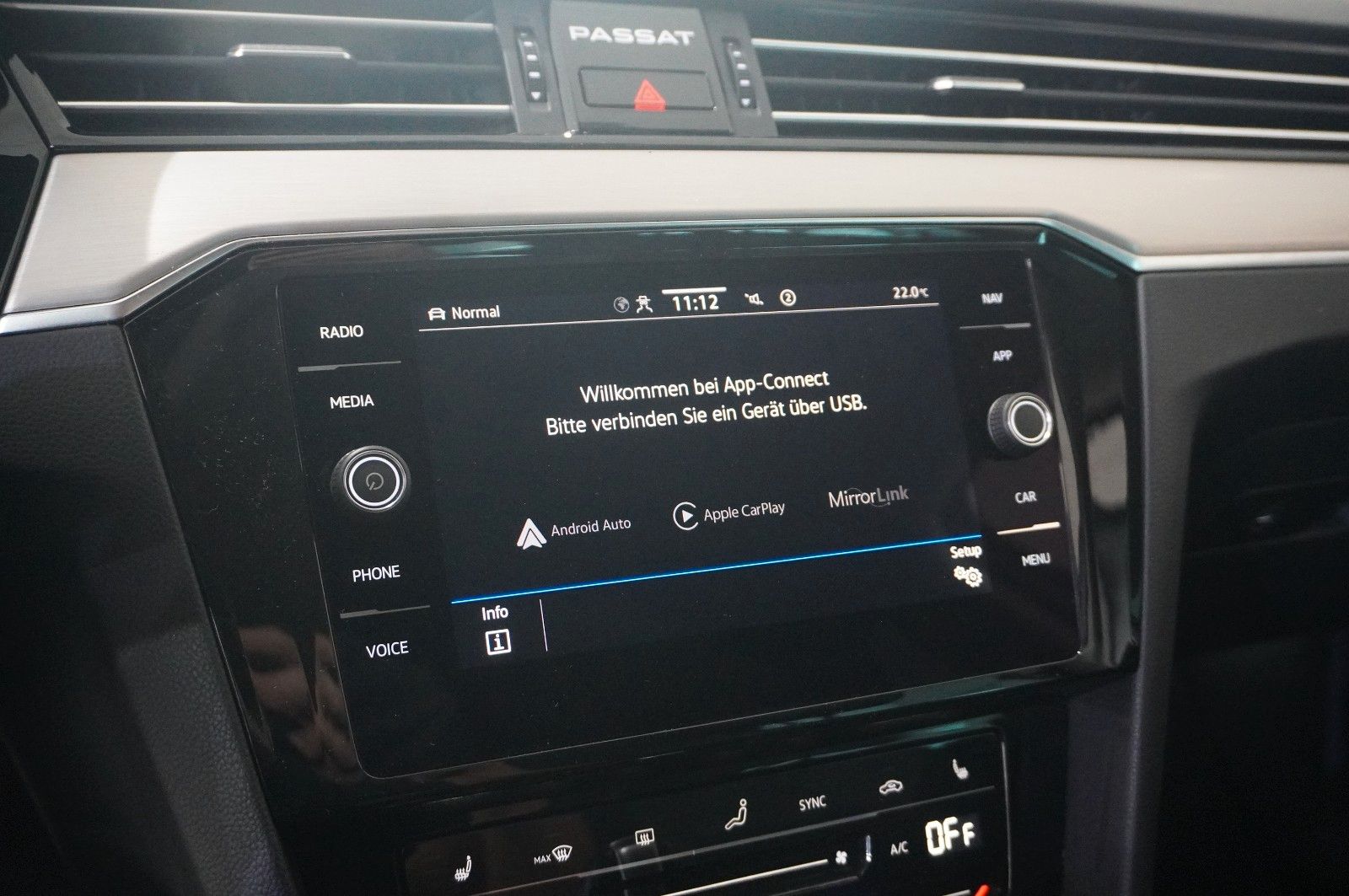 Fahrzeugabbildung Volkswagen Passat VARI. 2.0D R-LINE 4M NAVI/LED/KAMERA/AHK