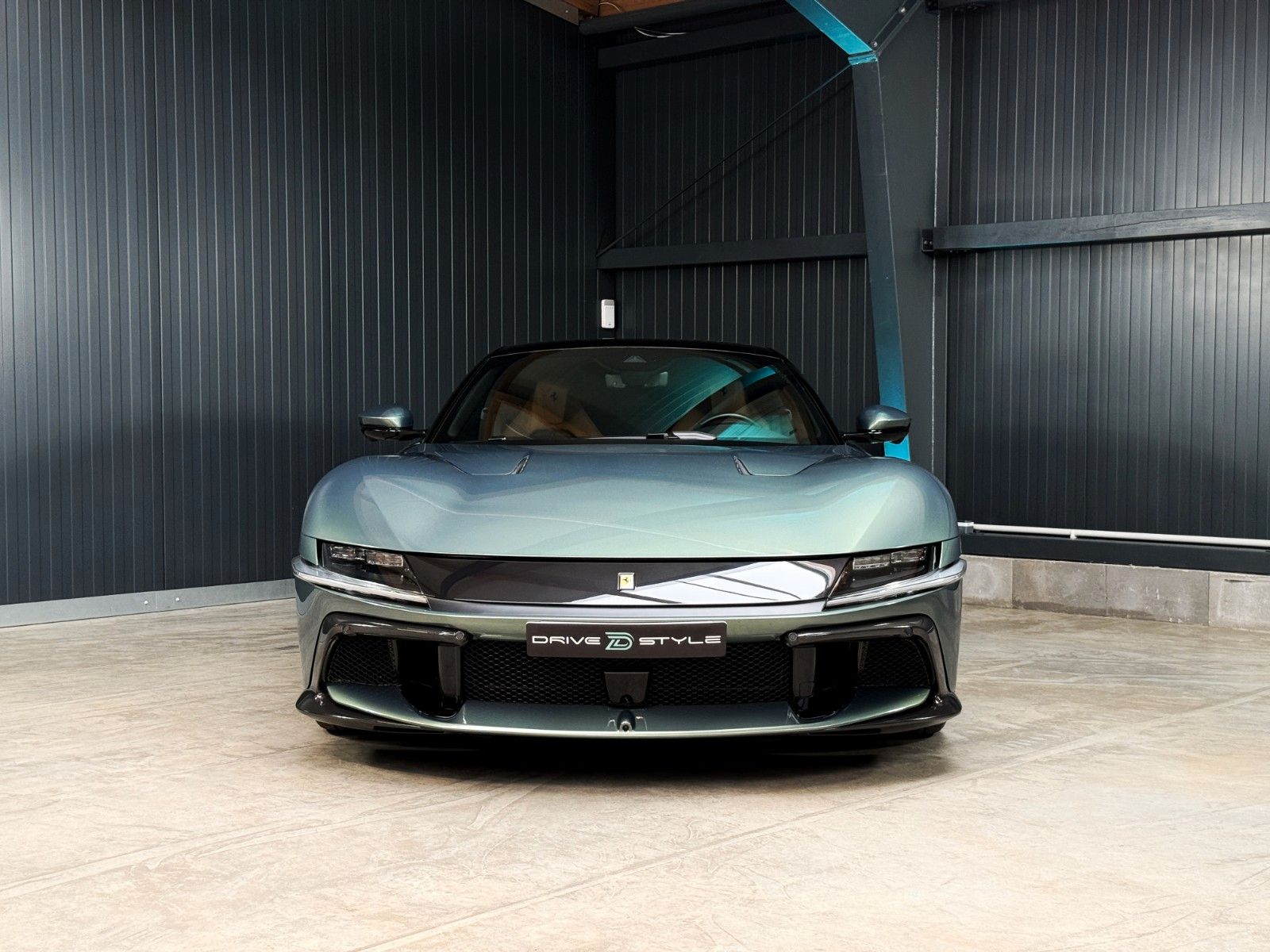 Fahrzeugabbildung Ferrari 12Cilindri + Cabon + Lift + Verde Minerale Metal