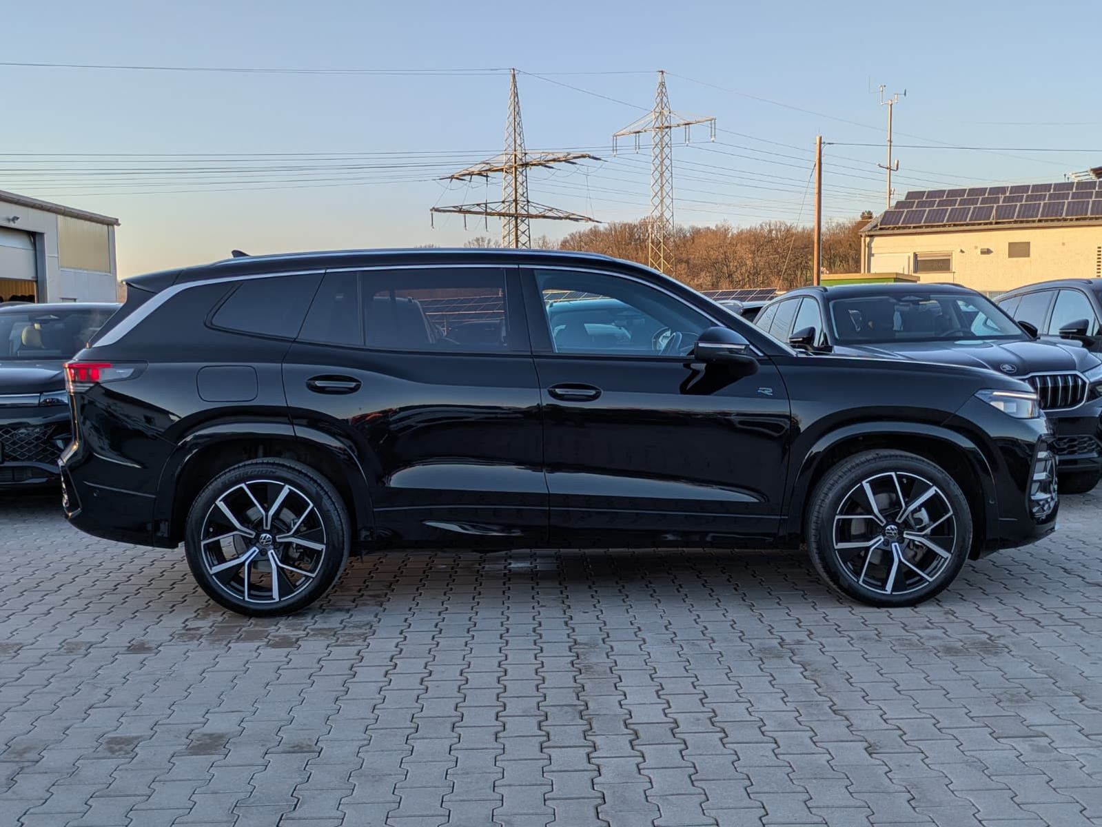 Fahrzeugabbildung Volkswagen Tayron 2.0 TDI 4M R-Line 7Si*MATRIX*AHK*PANO*HUD