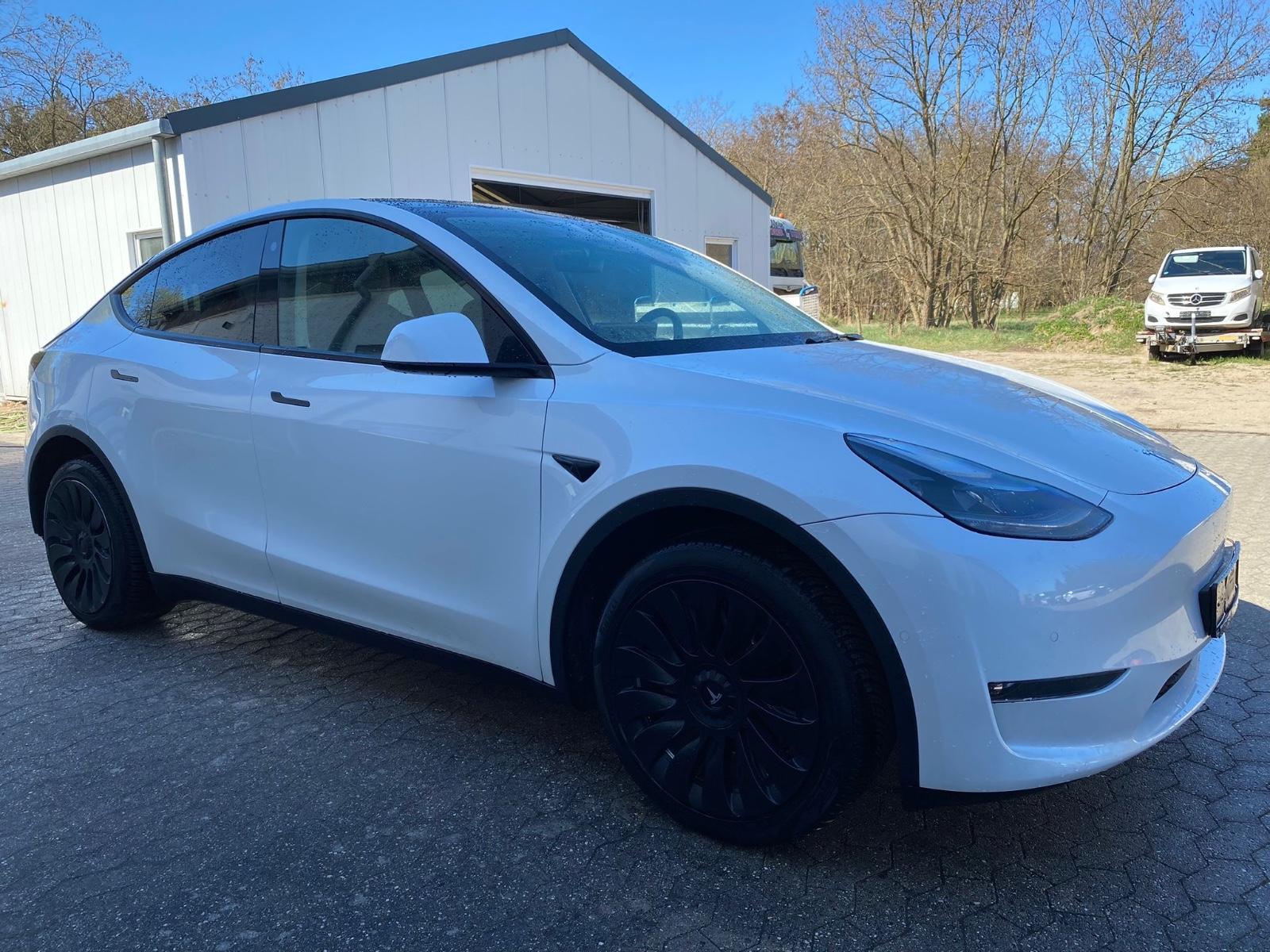 Tesla Model Y Long Range Dual AWD Autopilot