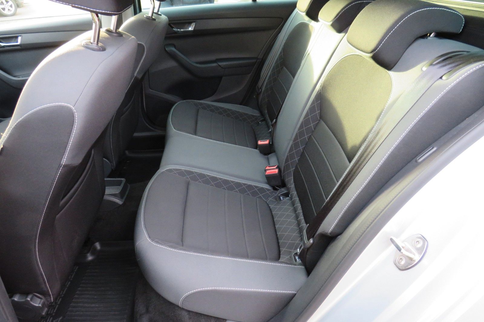 Fahrzeugabbildung SKODA Fabia Combi Ambition PDC NAVI APP SITZH. 1.HD