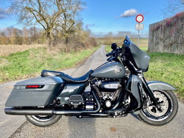 Harley-Davidson Street Glide 114, all black, CVO Heck CarPlay