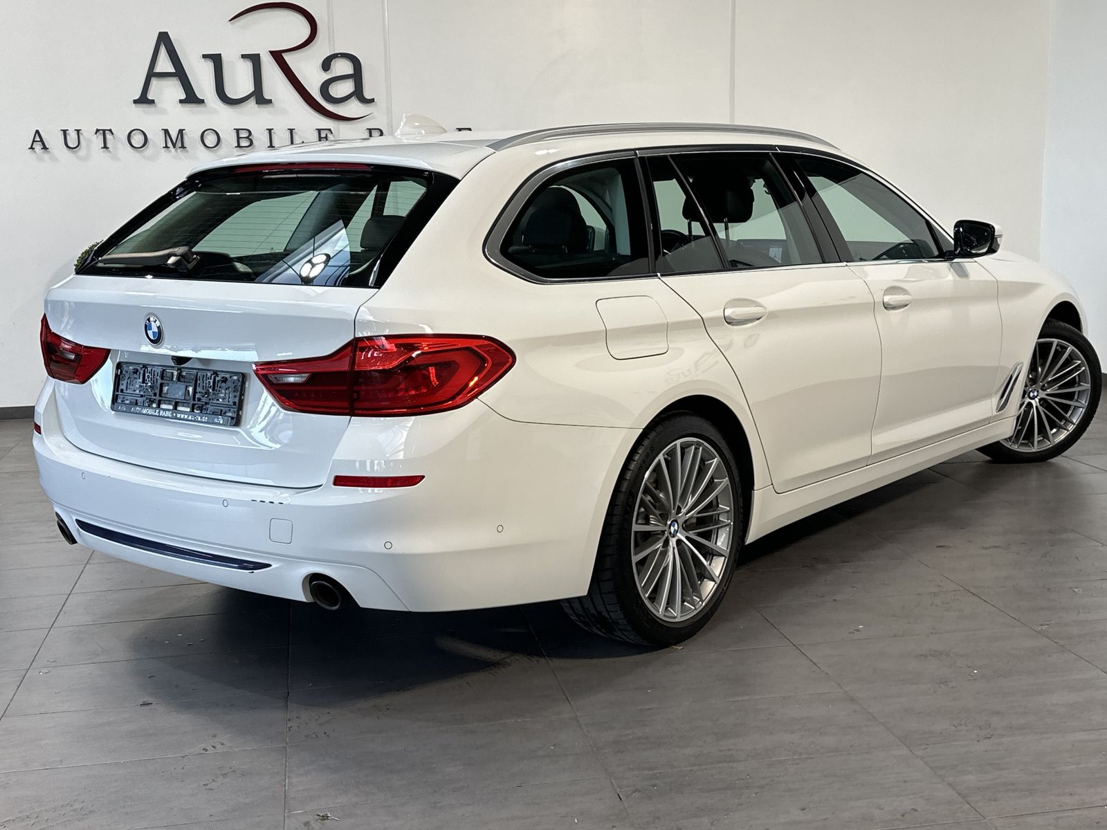 Fahrzeugabbildung BMW 520d Touring Sport-Line NAV+LED+VCOCK+KAMERA+SHZ