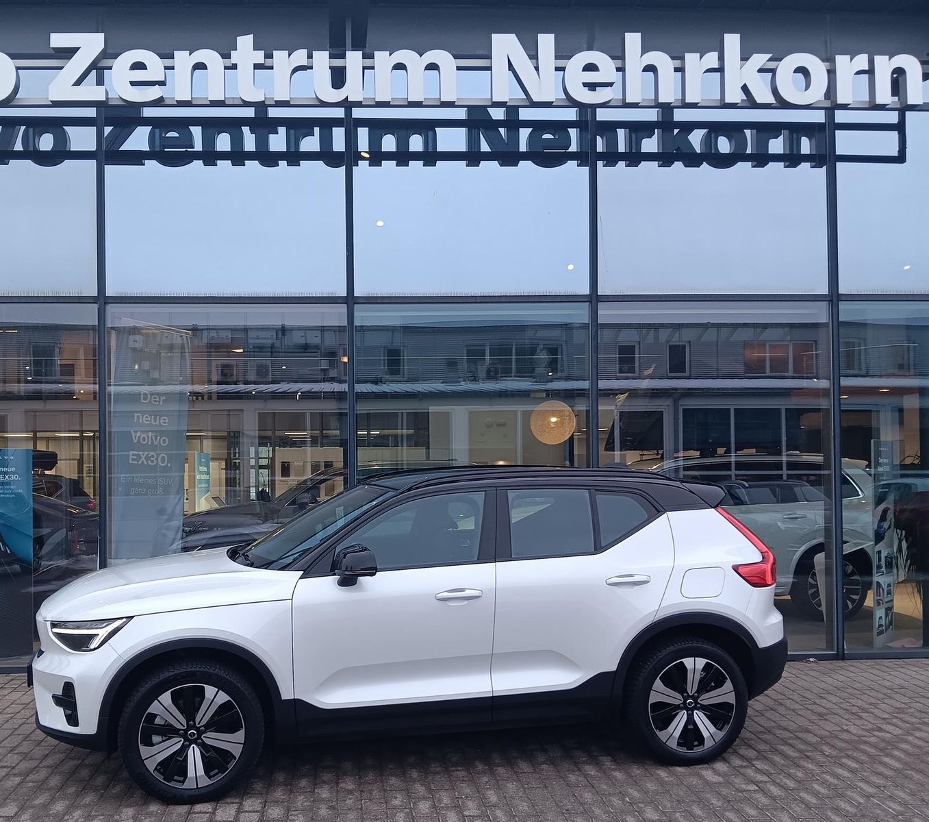 Fahrzeugabbildung Volvo XC40 Core Recharge Pure Electric 2WD