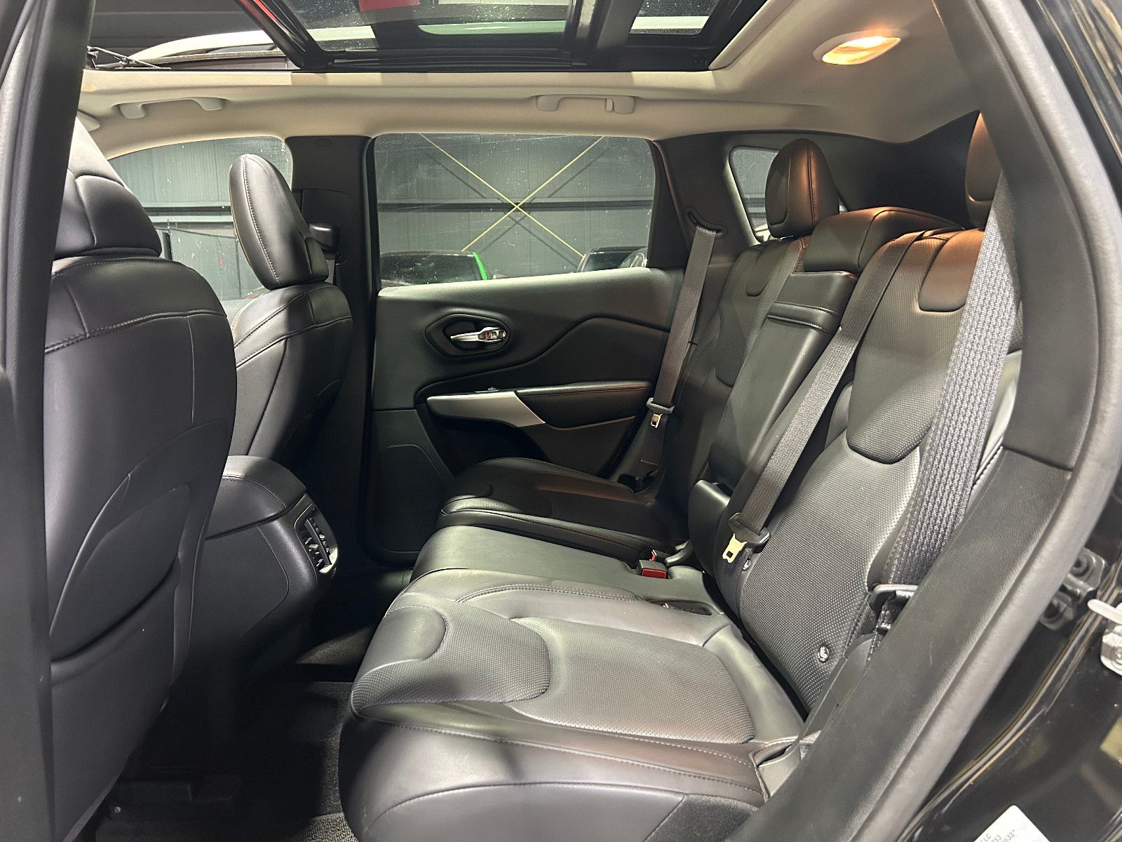Fahrzeugabbildung Jeep Cherokee M-Jet Overland 4WD/BI-XENON/PANO/MEMORY