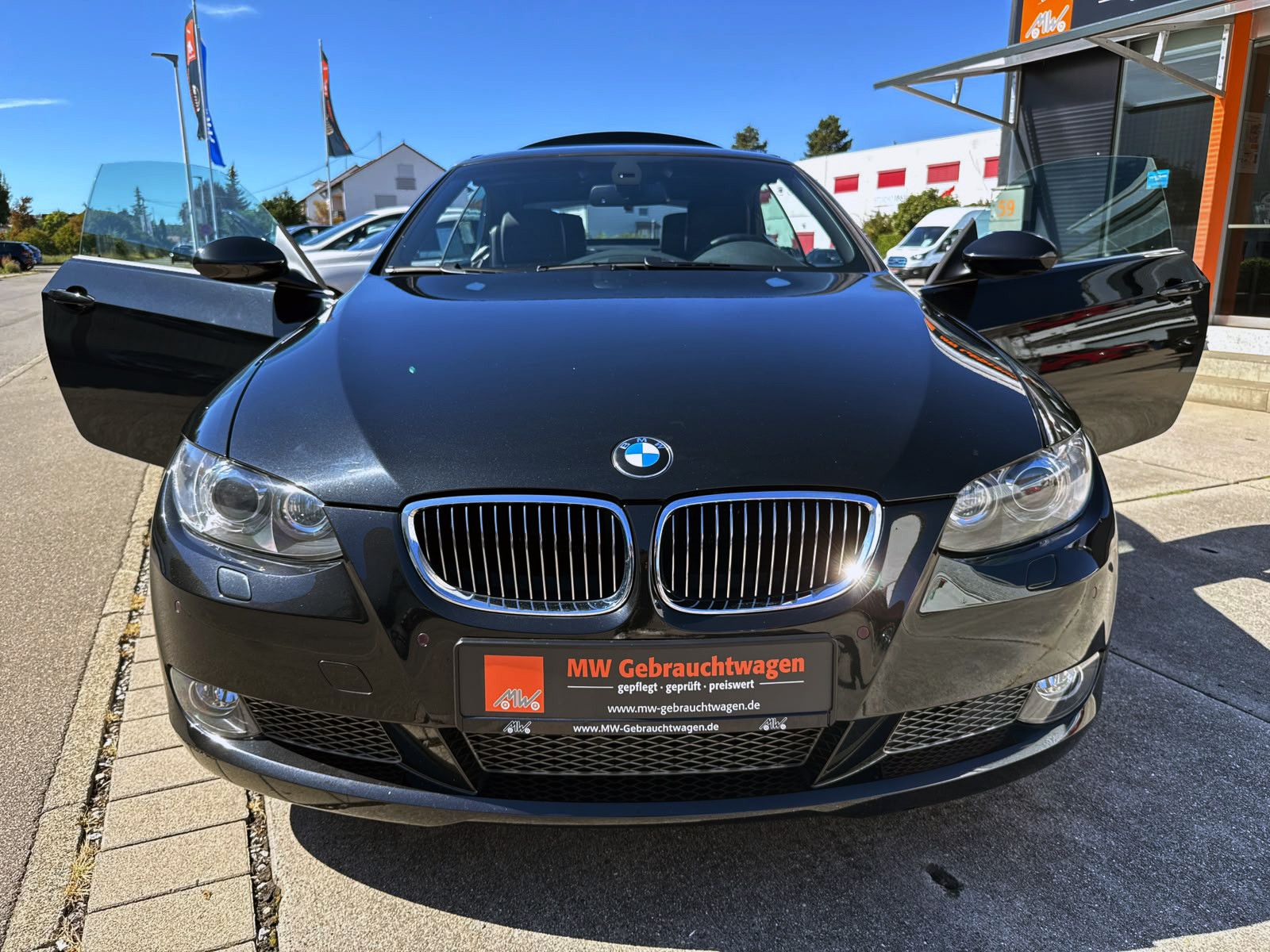 Fahrzeugabbildung BMW 335i E93 Cabrio Automatik PDC SHZ MEMORY NAV BT