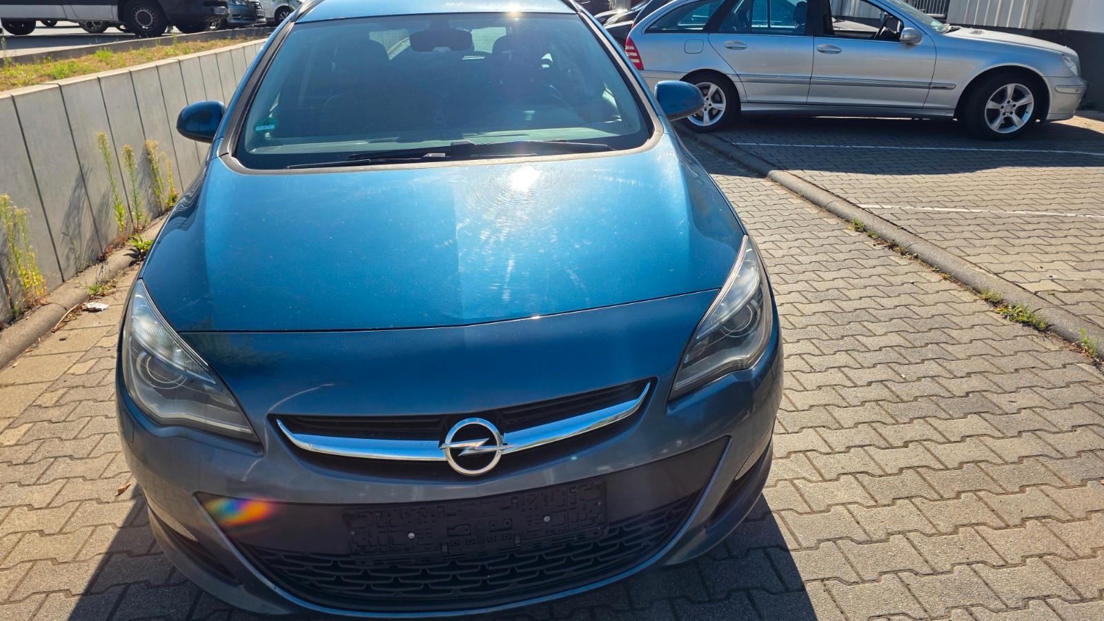 Opel Astra 2014 — interior