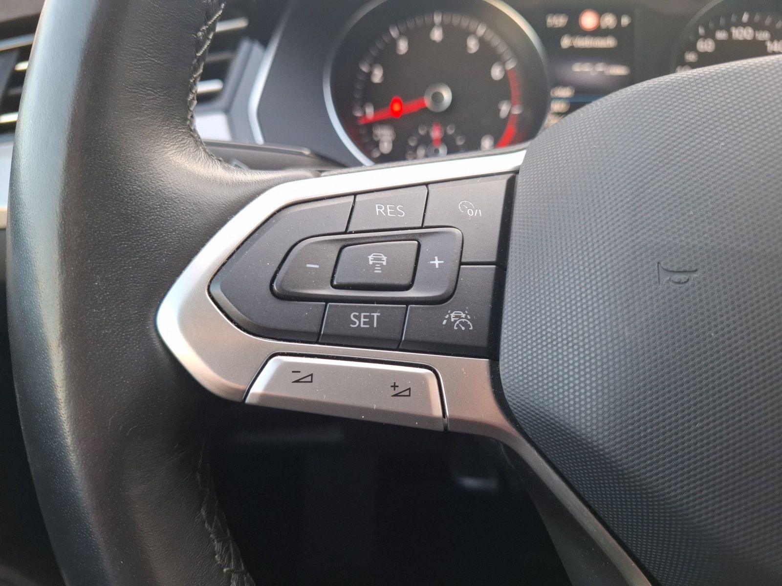 Fahrzeugabbildung Volkswagen Passat Variant TSI Business DSG Matrix Standhzg.