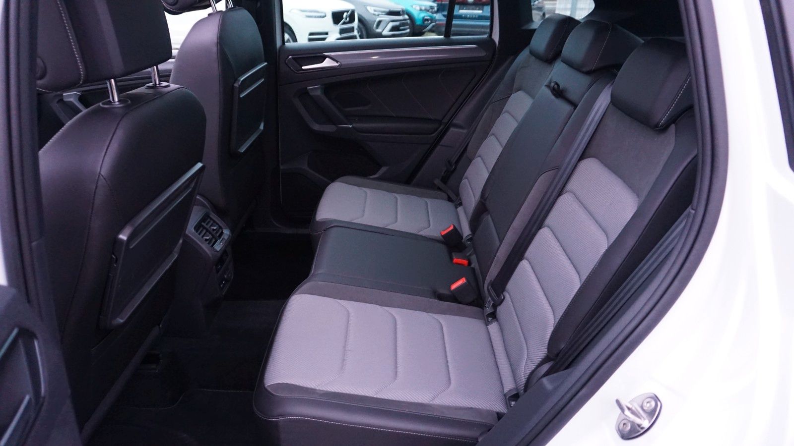 Fahrzeugabbildung Volkswagen Tiguan Highline 4M R-Line Panorama,Navi,LED,AHK