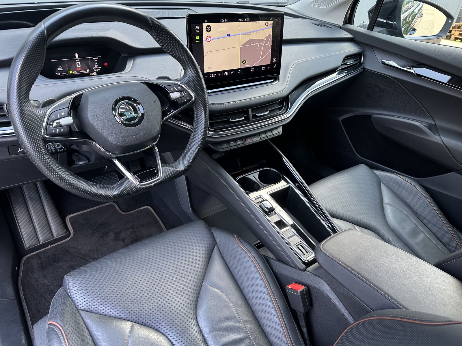 Fahrzeugabbildung SKODA Enyaq 80 Suite Drive Sport Plus NAV+LED+ACC+PANO