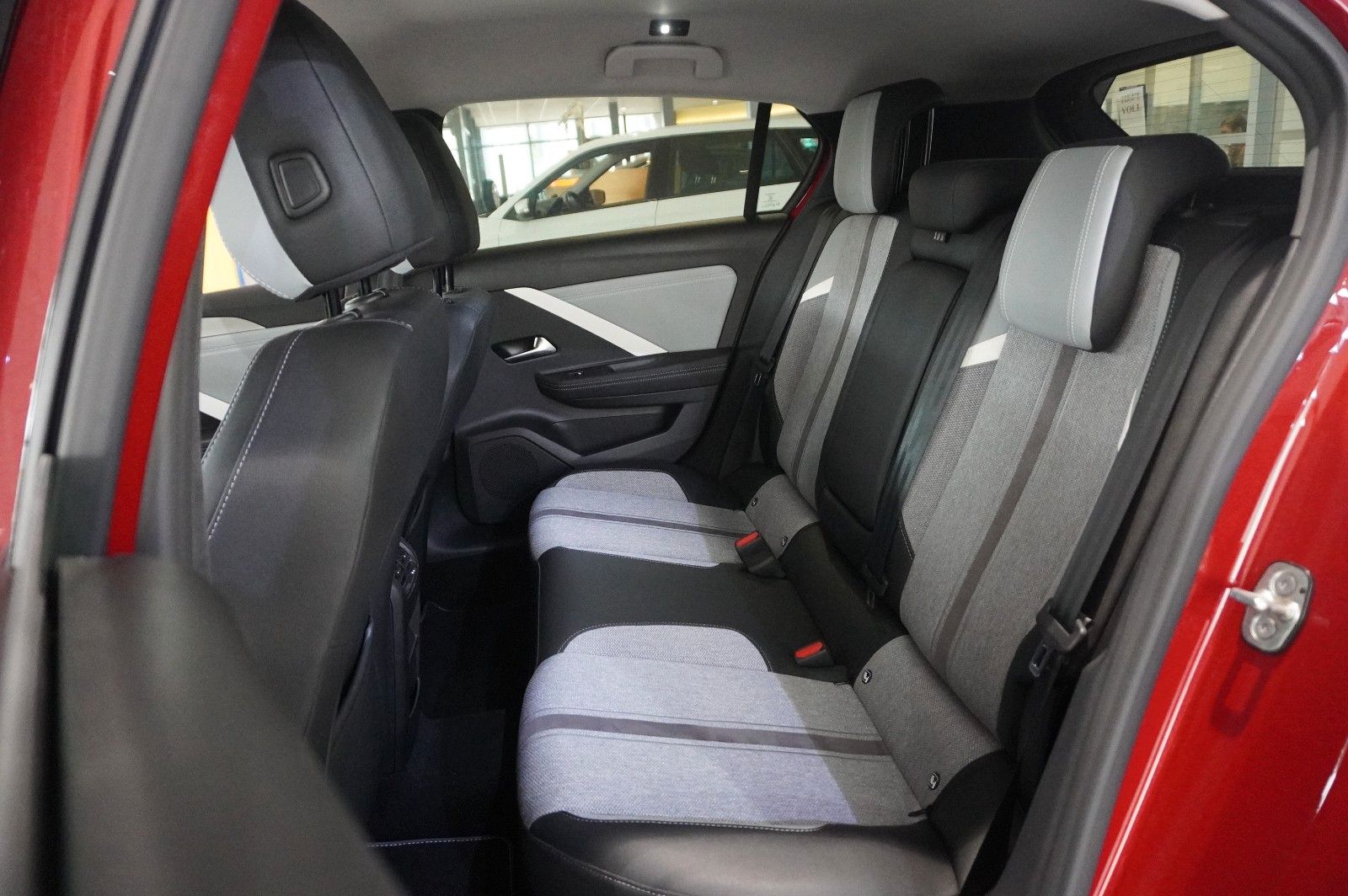 Fahrzeugabbildung Opel Astra L Lim. 1.6 HYBRID ELEGANCE NAVI/LED/KAMERA