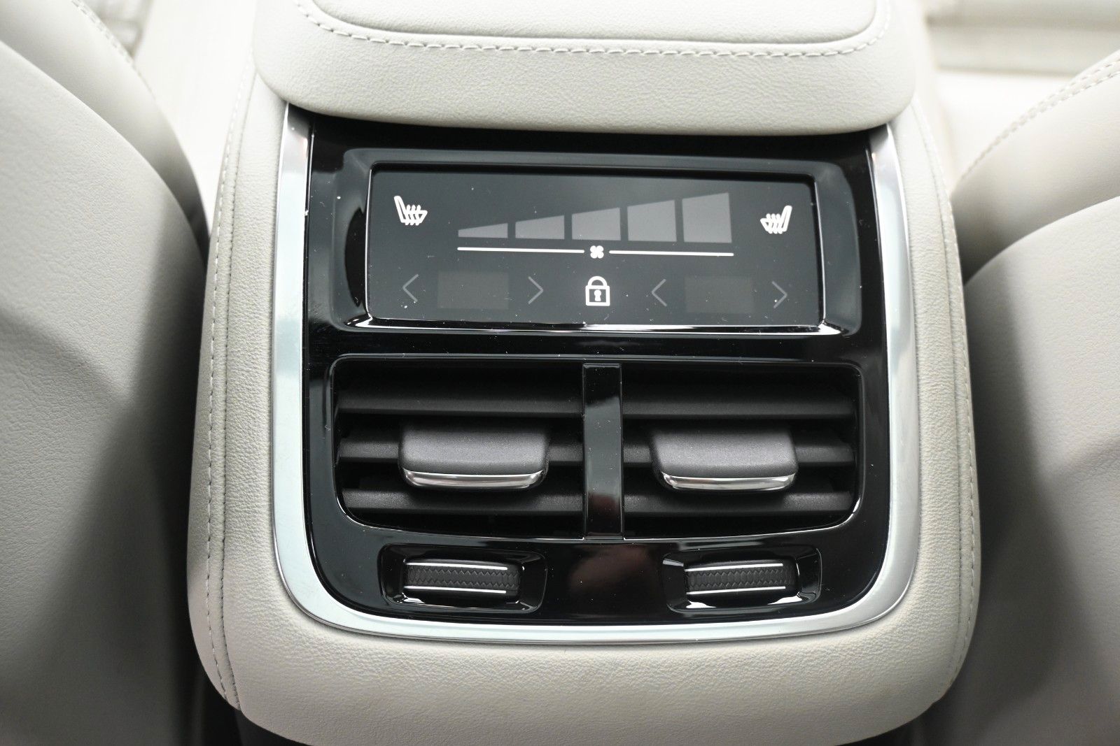 Fahrzeugabbildung Volvo XC90 T8 Ultra Bright AWD*LUFT*AHK*B&W*Massage*