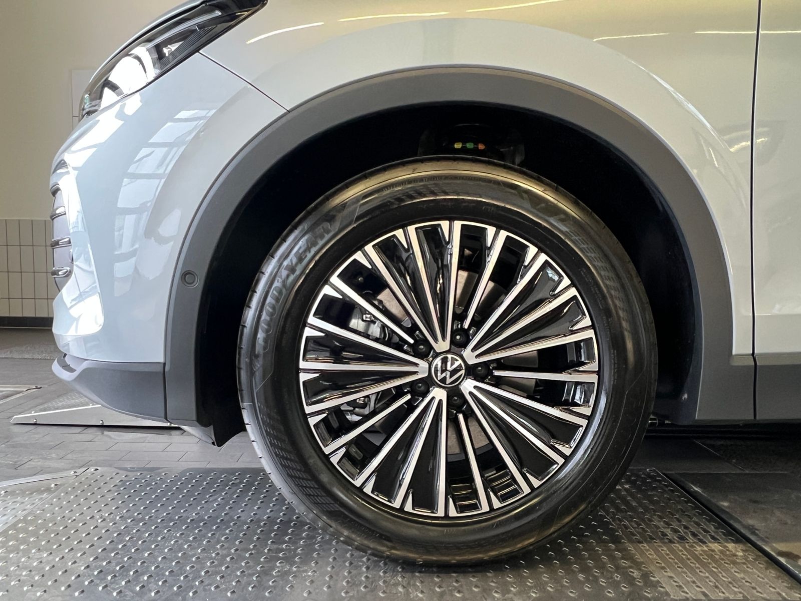 Fahrzeugabbildung Volkswagen Tiguan Life 2.0 TDI DSG *AHK, LED, Kamera, 18''-