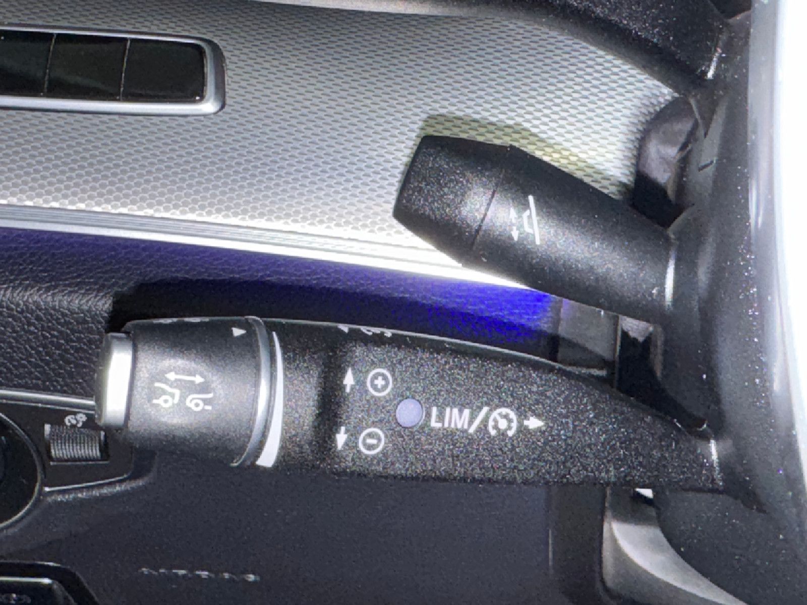 Fahrzeugabbildung Mercedes-Benz E 250 T 9GT 2X AMG LINE DISTRONIC MEMORY 20 ZOLL