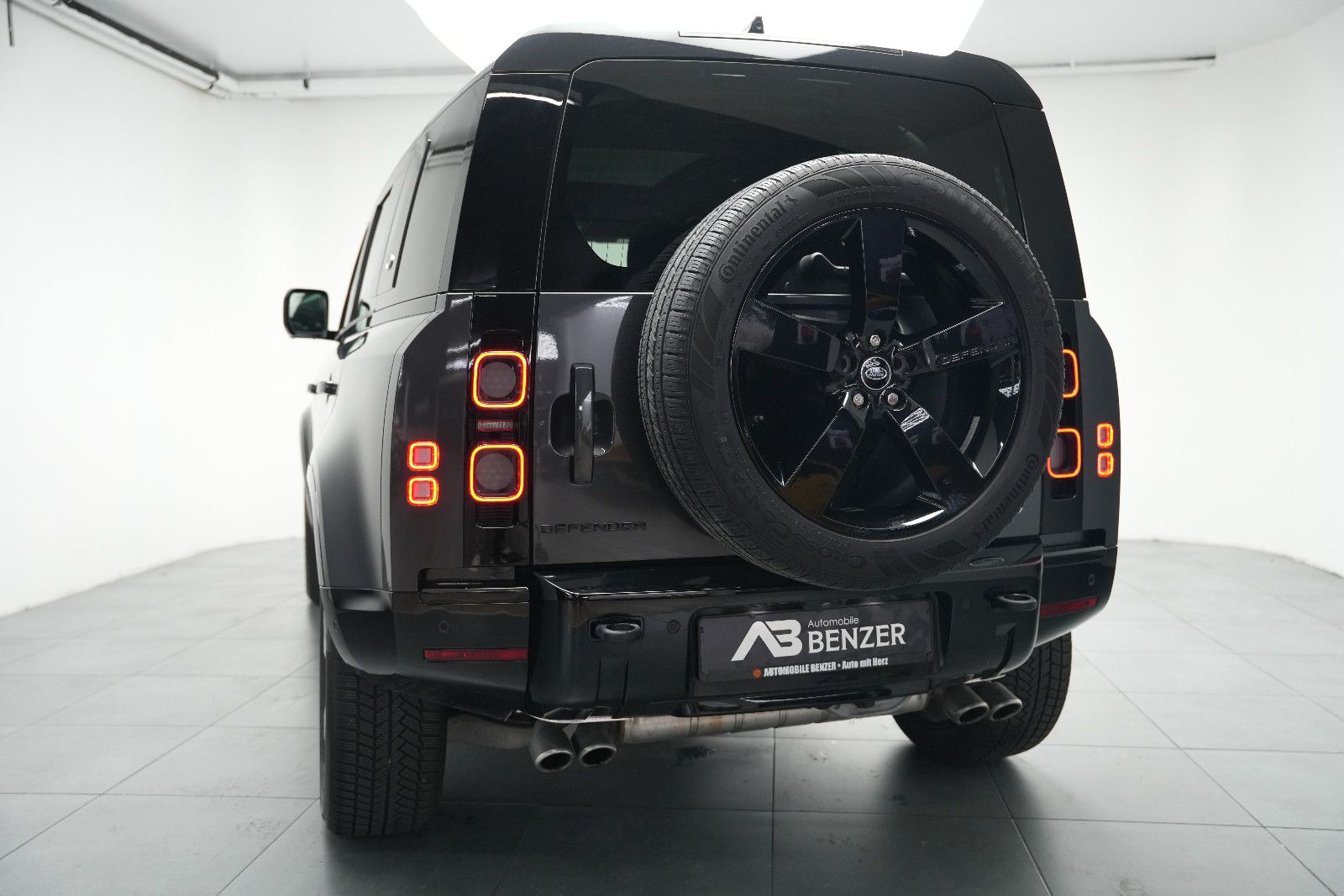 Fahrzeugabbildung Land Rover Defender 110 V8 *Panorama*HUD*Meridian*360°KAM*