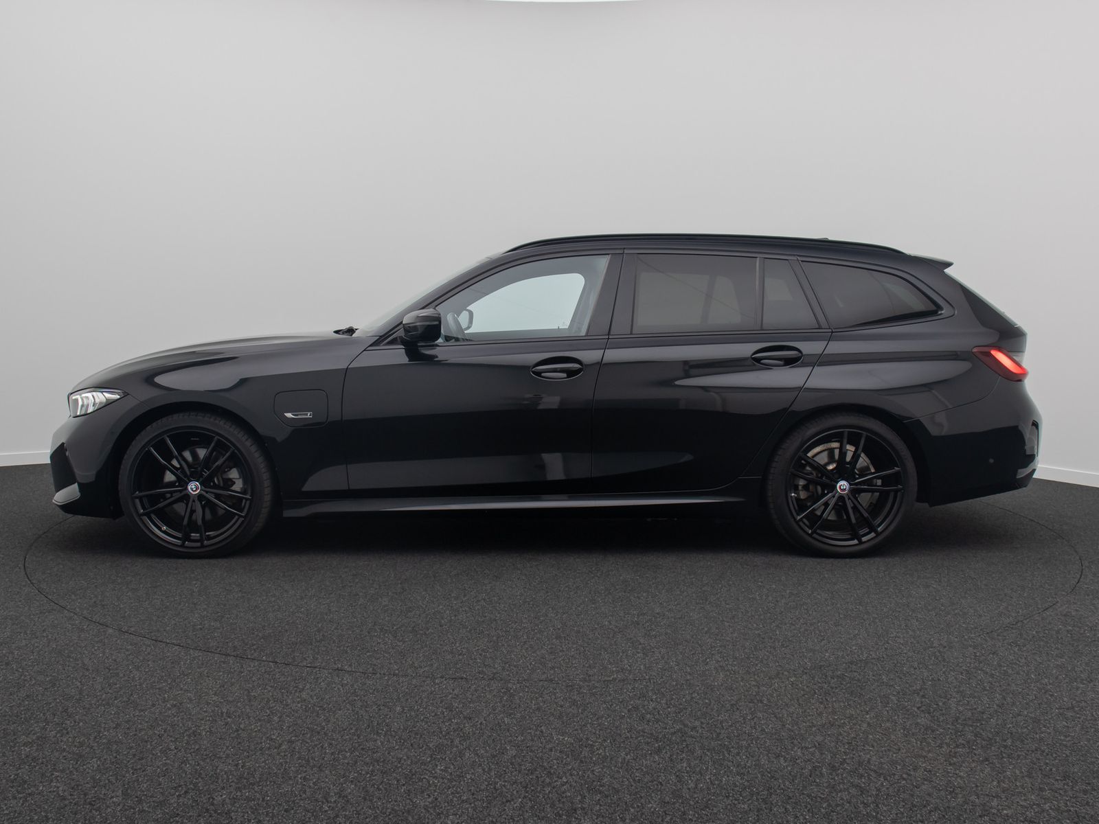 Fahrzeugabbildung BMW 330e M Sport DAB Kamera HUD H/K 19Zoll Parkassis