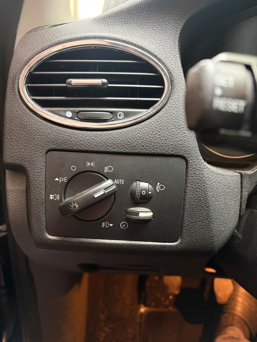 Ford Focus 2005 — photo 13