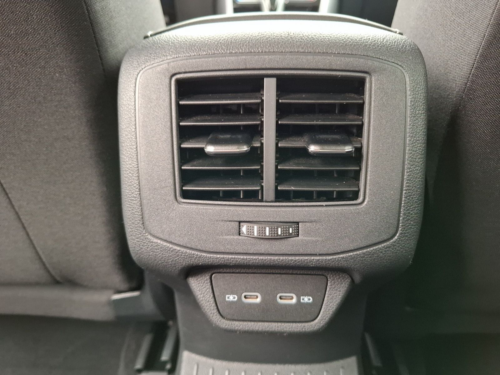 Fahrzeugabbildung Volkswagen T-Roc TSI Style DSG LED Navi AID ACC RFK SH
