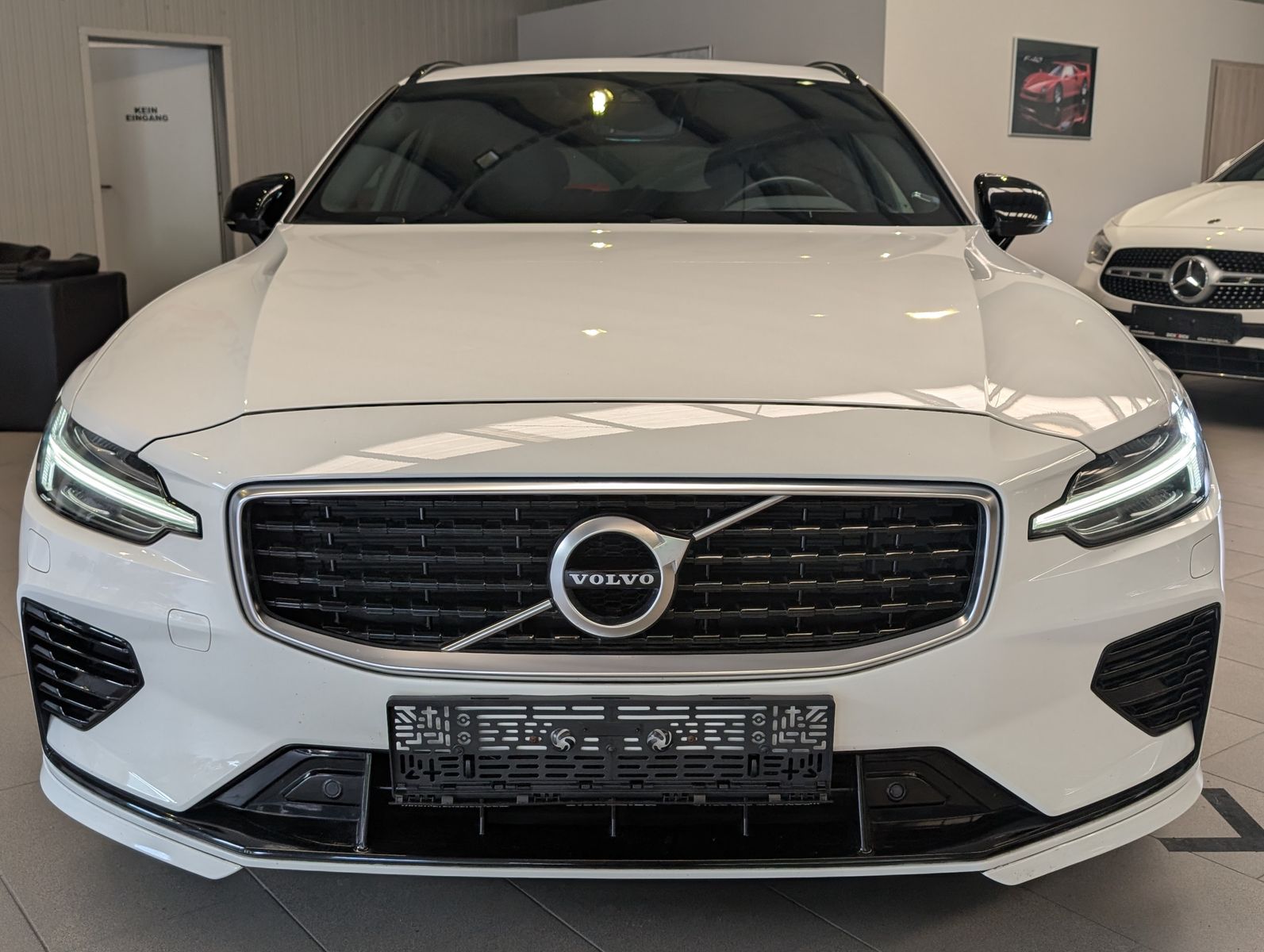 Fahrzeugabbildung Volvo V60 T8 R-Design AWD H/K Cam HUD StHz Pano AHK