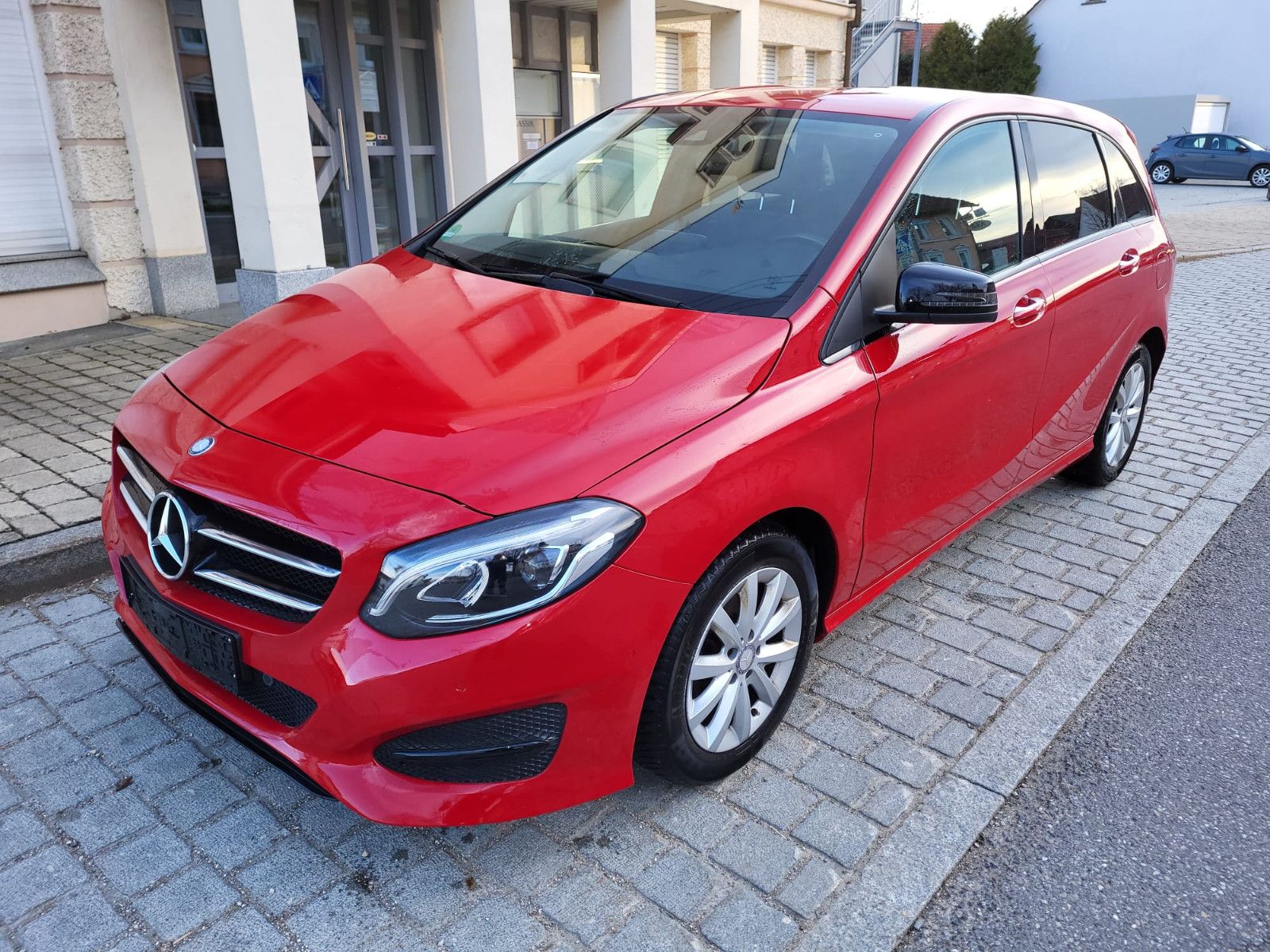 MERCEDES-BENZ B 180