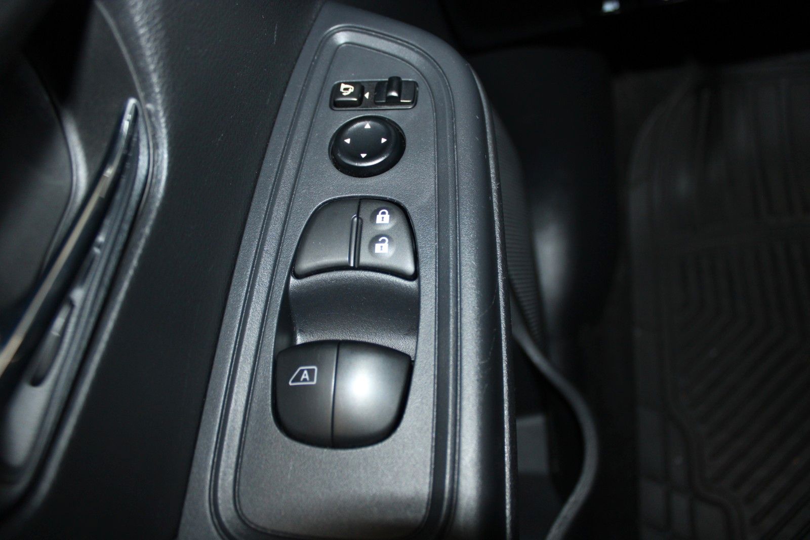 Fahrzeugabbildung Nissan Micra 1.0 5-trg KLIMA SHZ DAB Allwetter uvm.