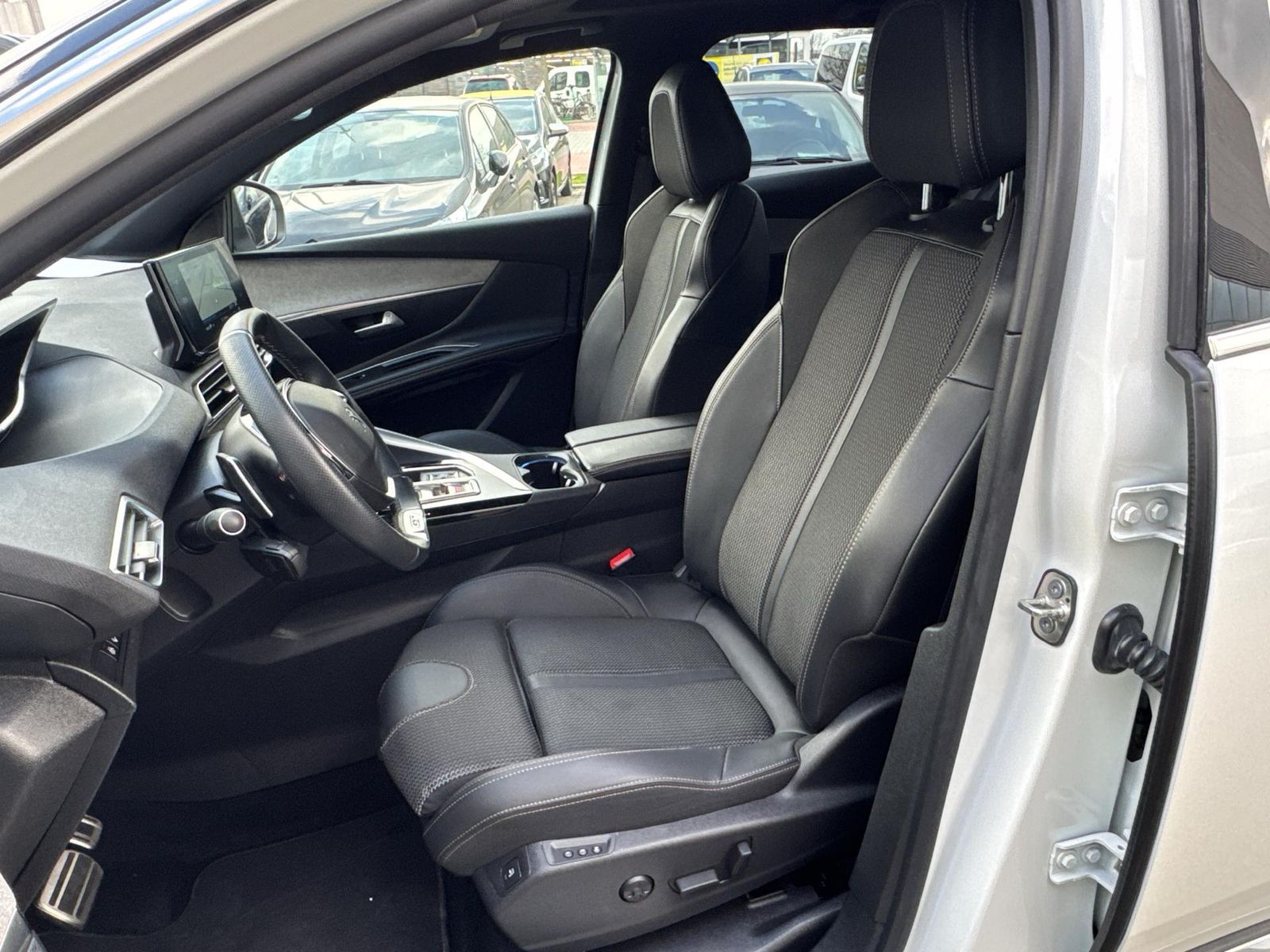 Fahrzeugabbildung Peugeot 3008 GT Line MEGADEAL! inkl AHK+ 8FACHBEREIFT