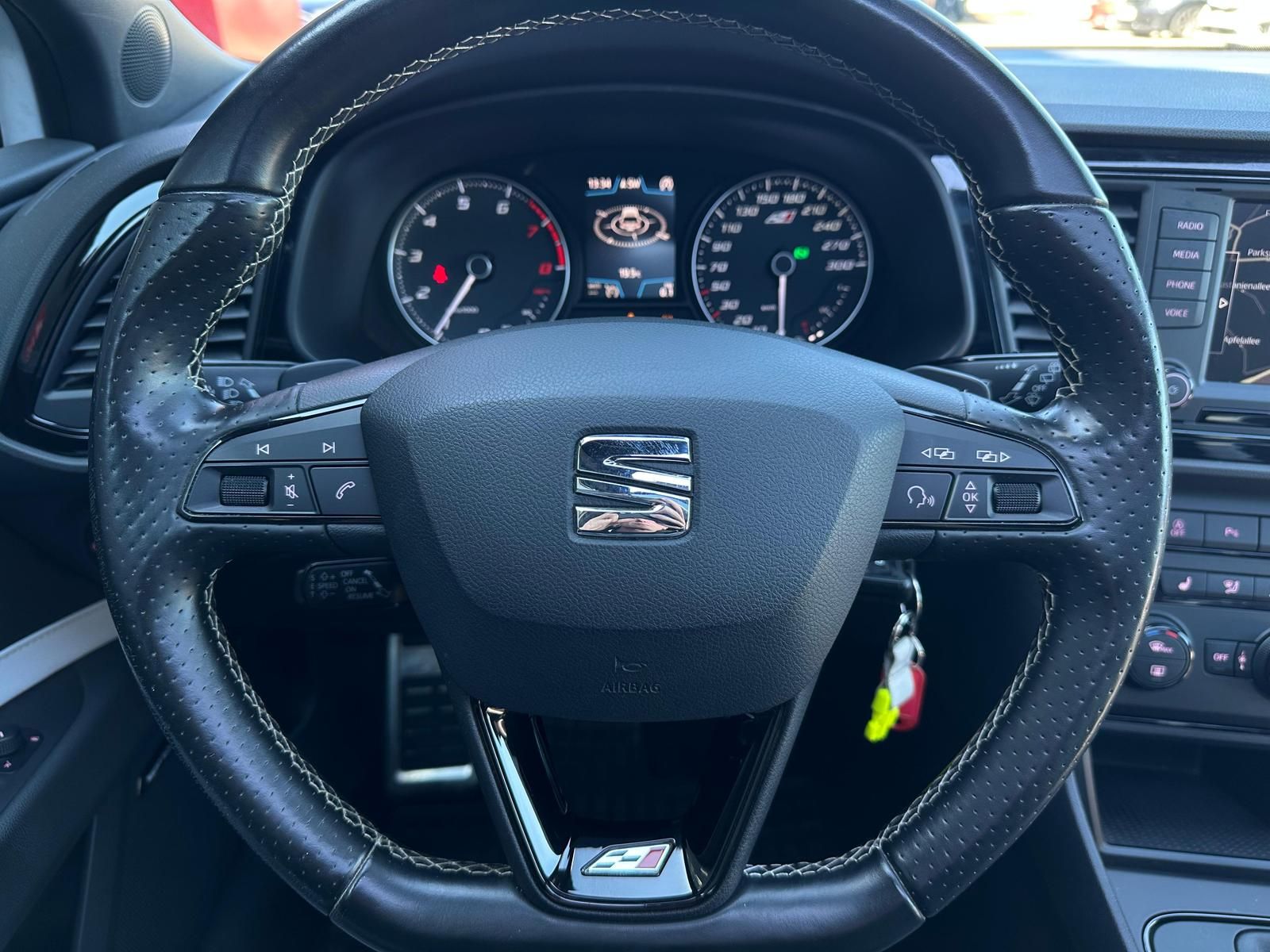 SEAT Leon 2.0TSI Cupra 280* LED#SHZ#TEMPO#SPUR#PANO - Image 11