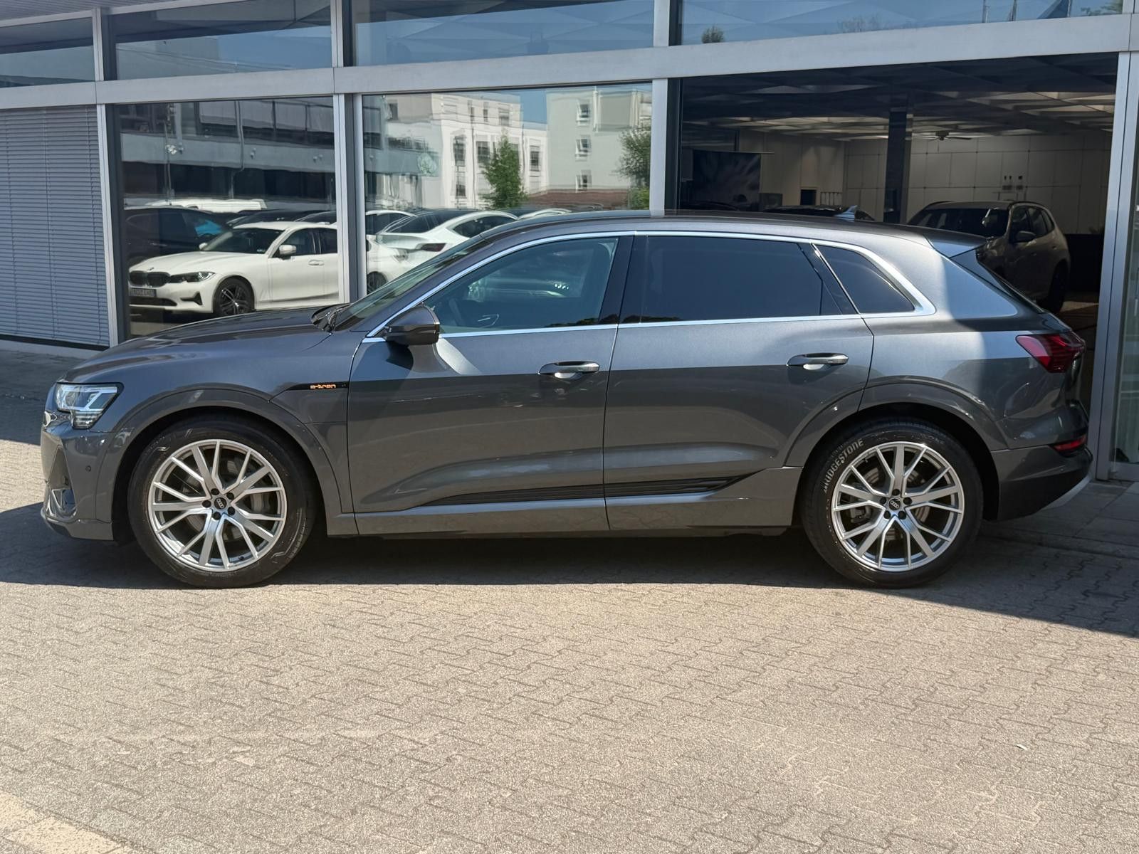 Fahrzeugabbildung Audi e-tron 55 QUATT 2X S LINE LUFT+LED+SHZ+NAVI+AHK+