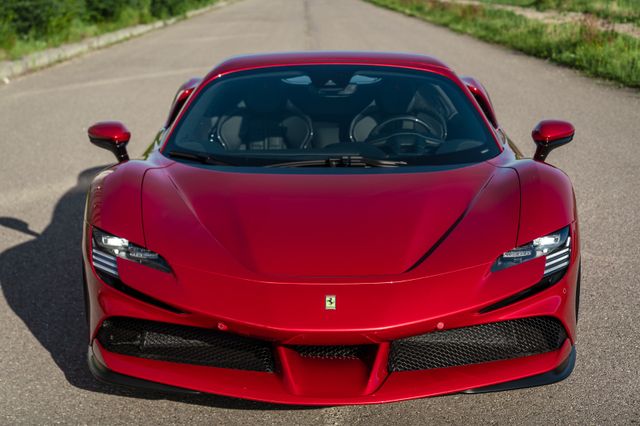 Ferrari SF90 Spider Rosso Fuoco Carbon Lift