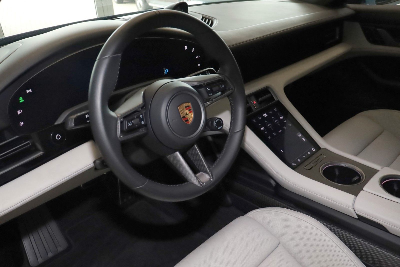 Fahrzeugabbildung Porsche Taycan GTS SportDesign/HeadUP/REAR-DVD/APPROVED