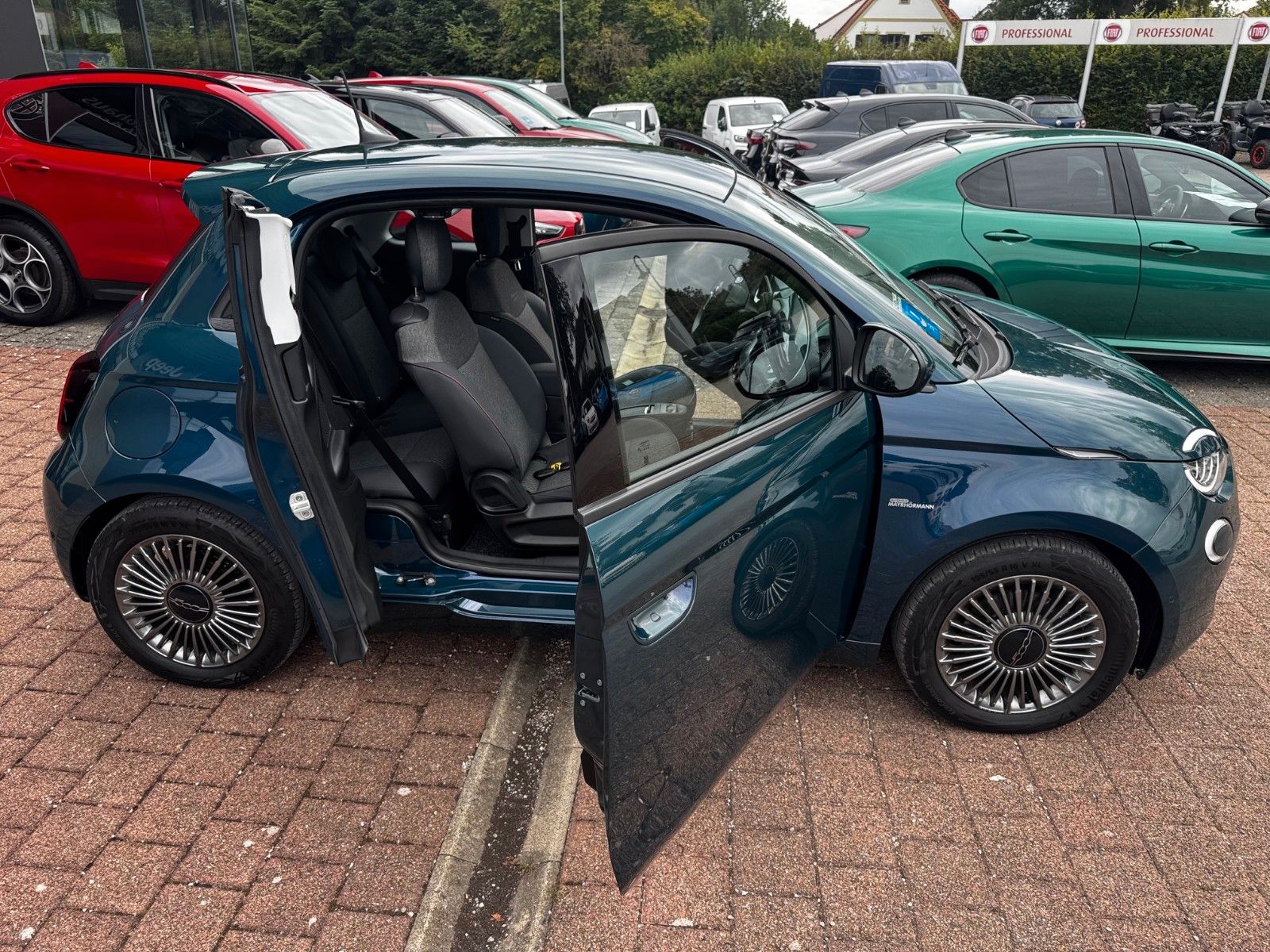 Fahrzeugabbildung Fiat 500e 3+1 Icon NAVI TOTWINKEL LED KLIMAAUT.