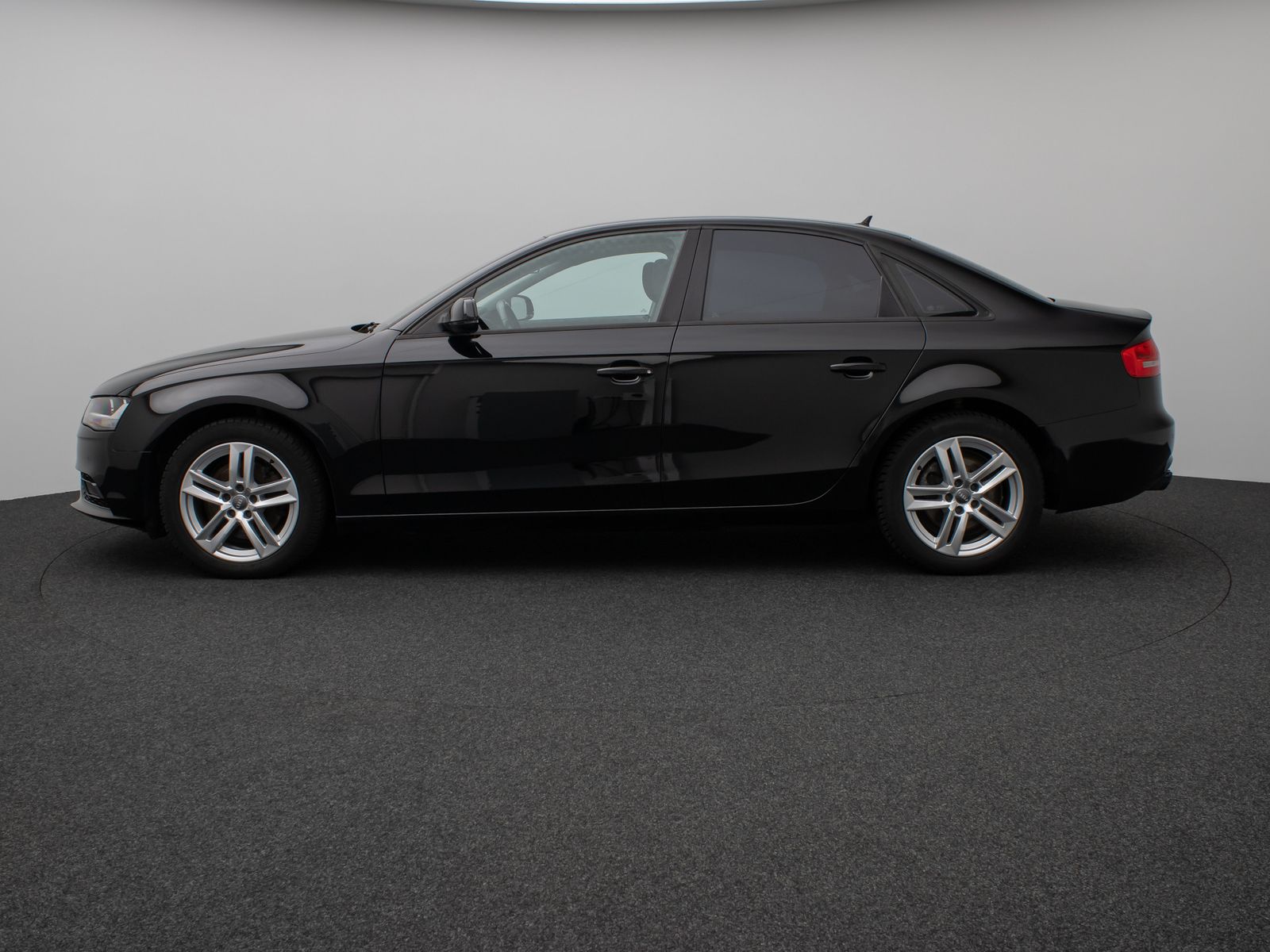 Fahrzeugabbildung Audi A4 Lim. Attraction Navigation Sitzhzg PDC AHK