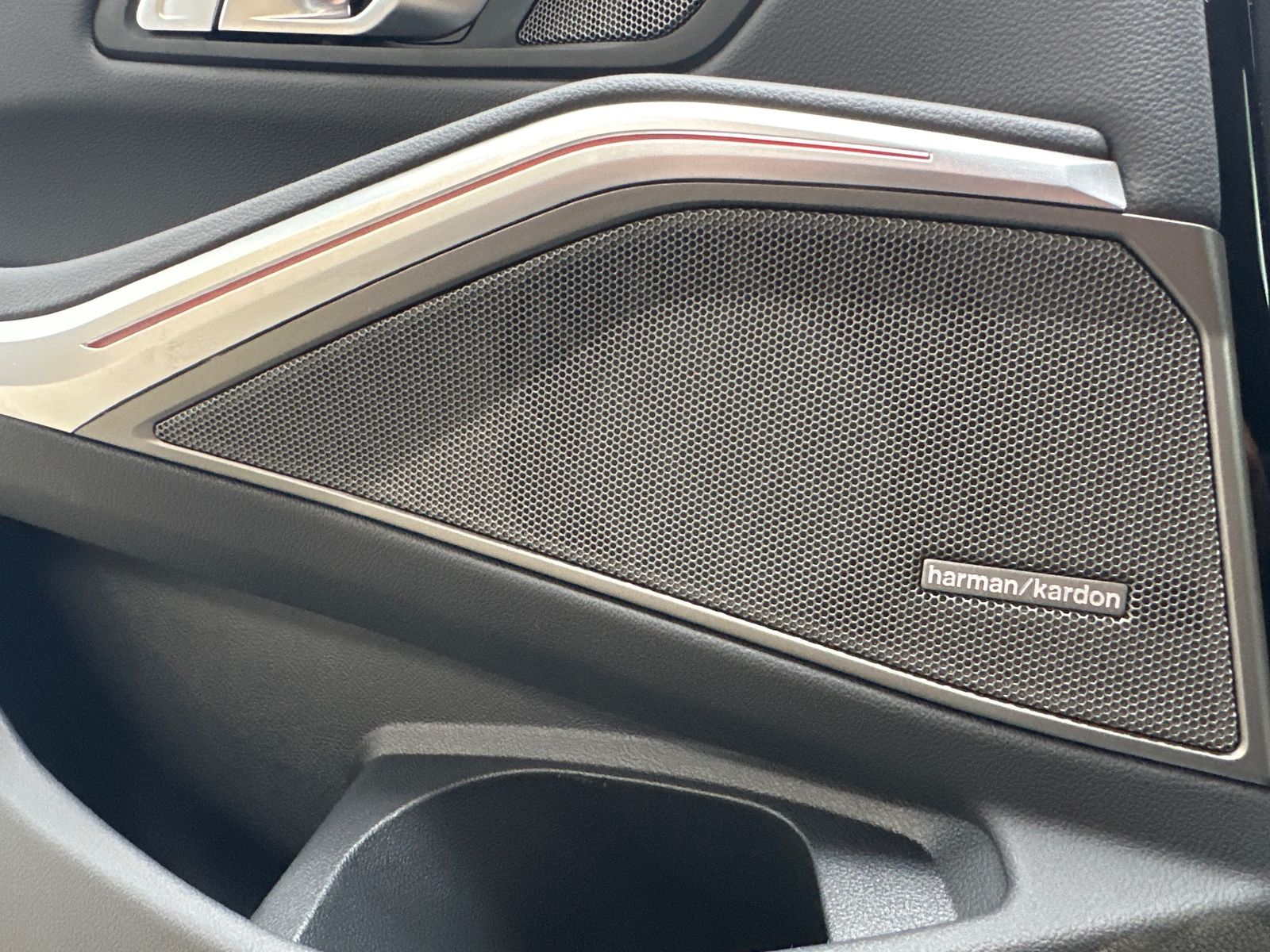 Fahrzeugabbildung BMW 320 d Touring M-Sport NAV+LED+KAMERA+H&K+18ZO+DA
