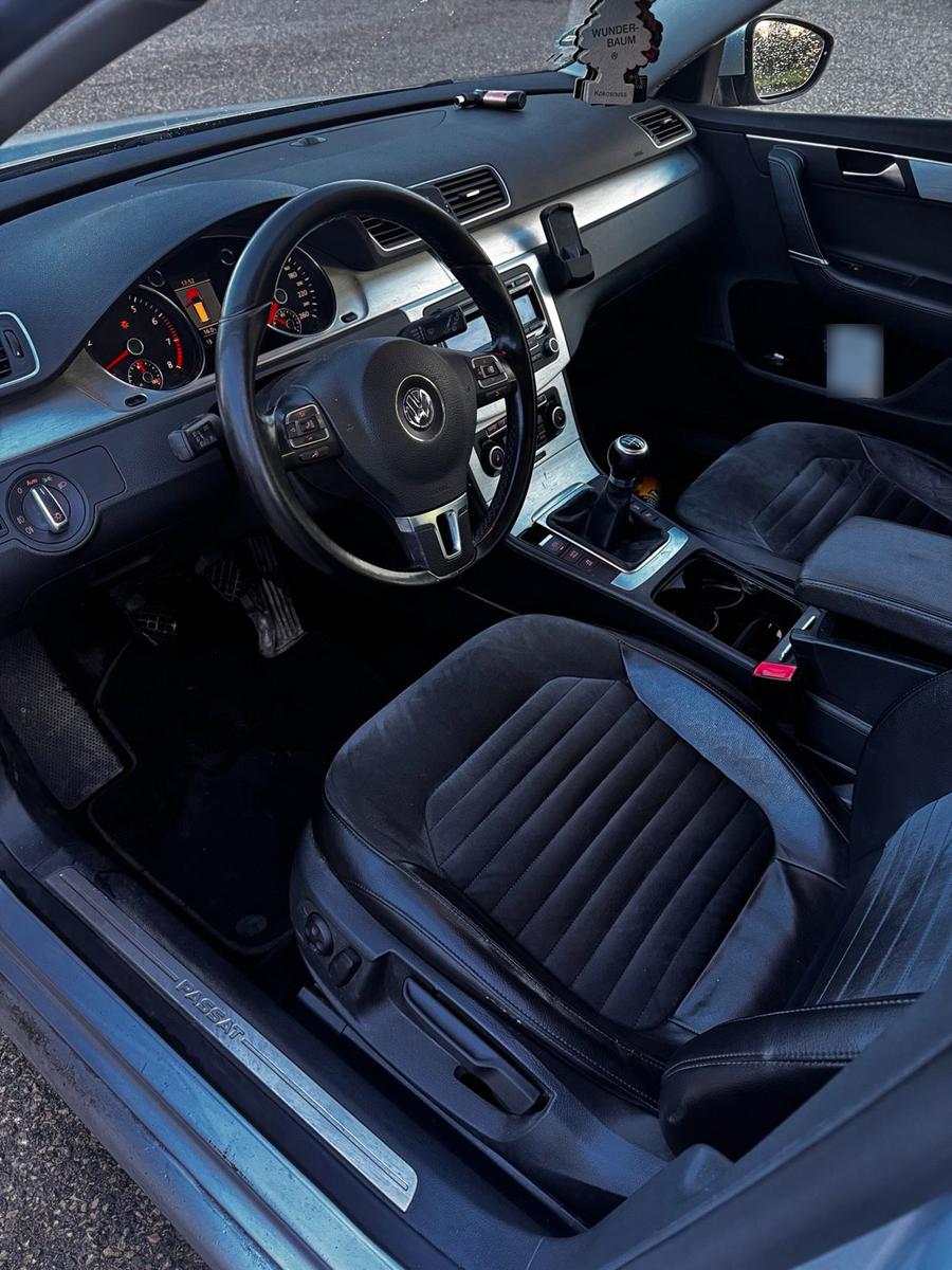 Volkswagen Passat 2011 — interior
