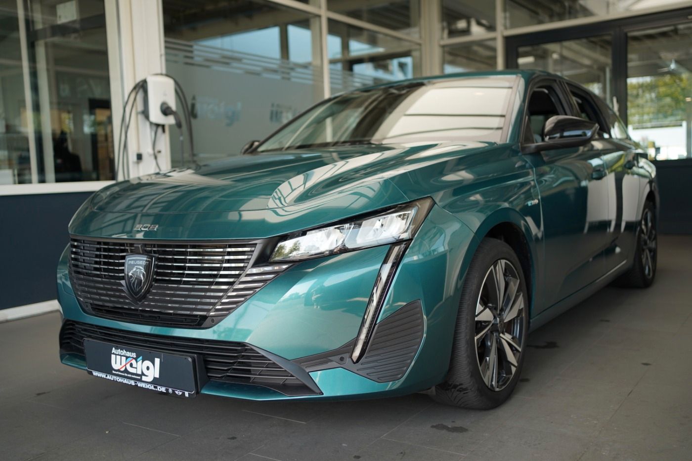 Fahrzeugabbildung Peugeot 308 SW Plug In Hybrid 180 Allure Automatik Navi