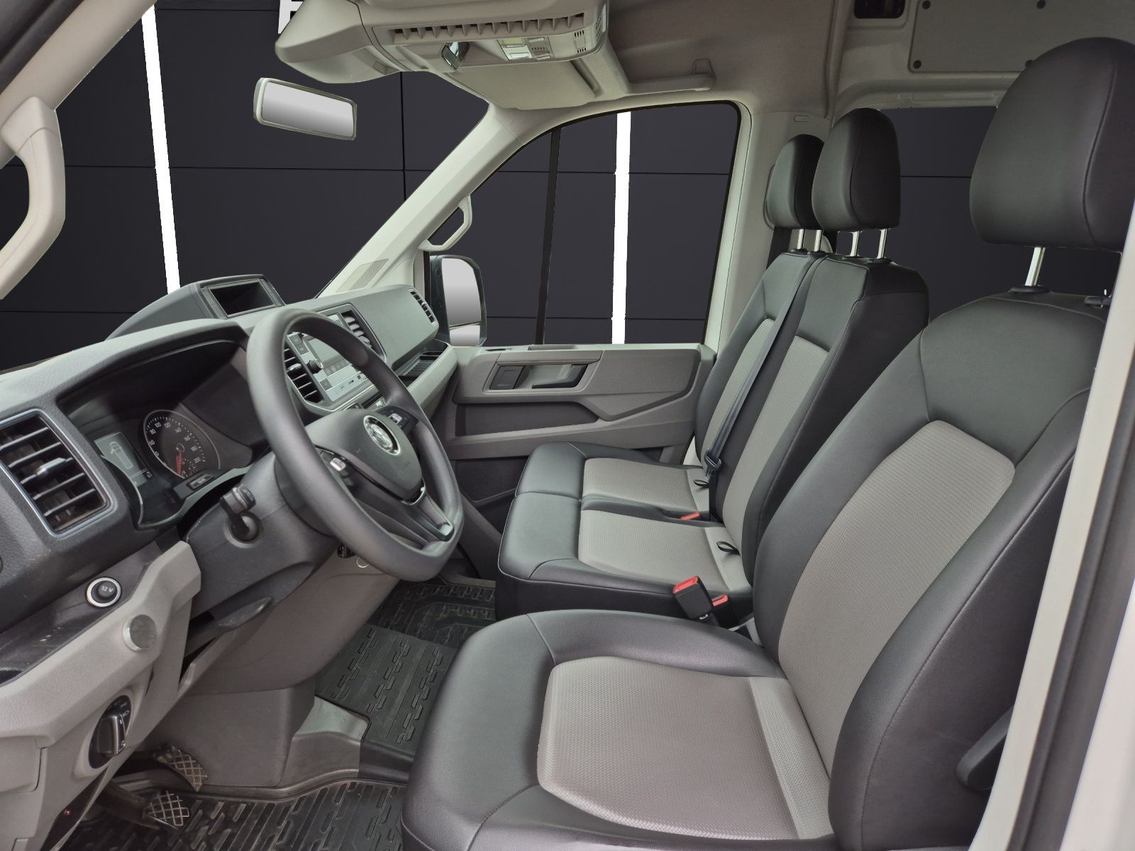 Fahrzeugabbildung Volkswagen Crafter 35 MR HD 4Mo 9-Si Rollstuhllift Trittstu