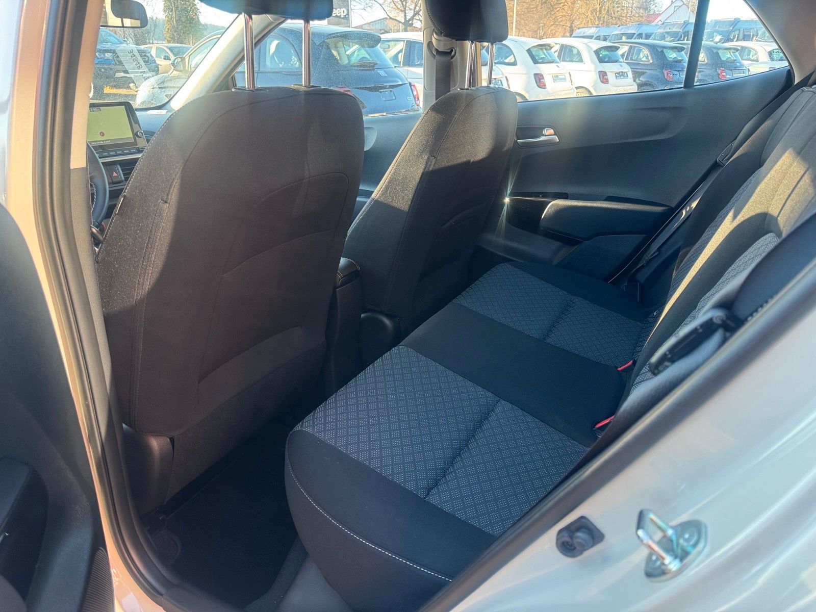 Fahrzeugabbildung Kia Picanto Sitz- Lenkradheizung Kamera PDC Navi