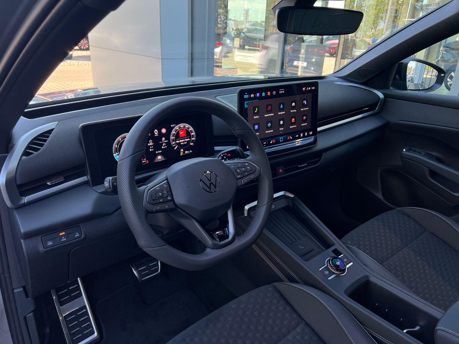 Fahrzeugabbildung Volkswagen T-Roc R-Line 1.5 eTSI DSG *BlackStyle,IQ-Light,N