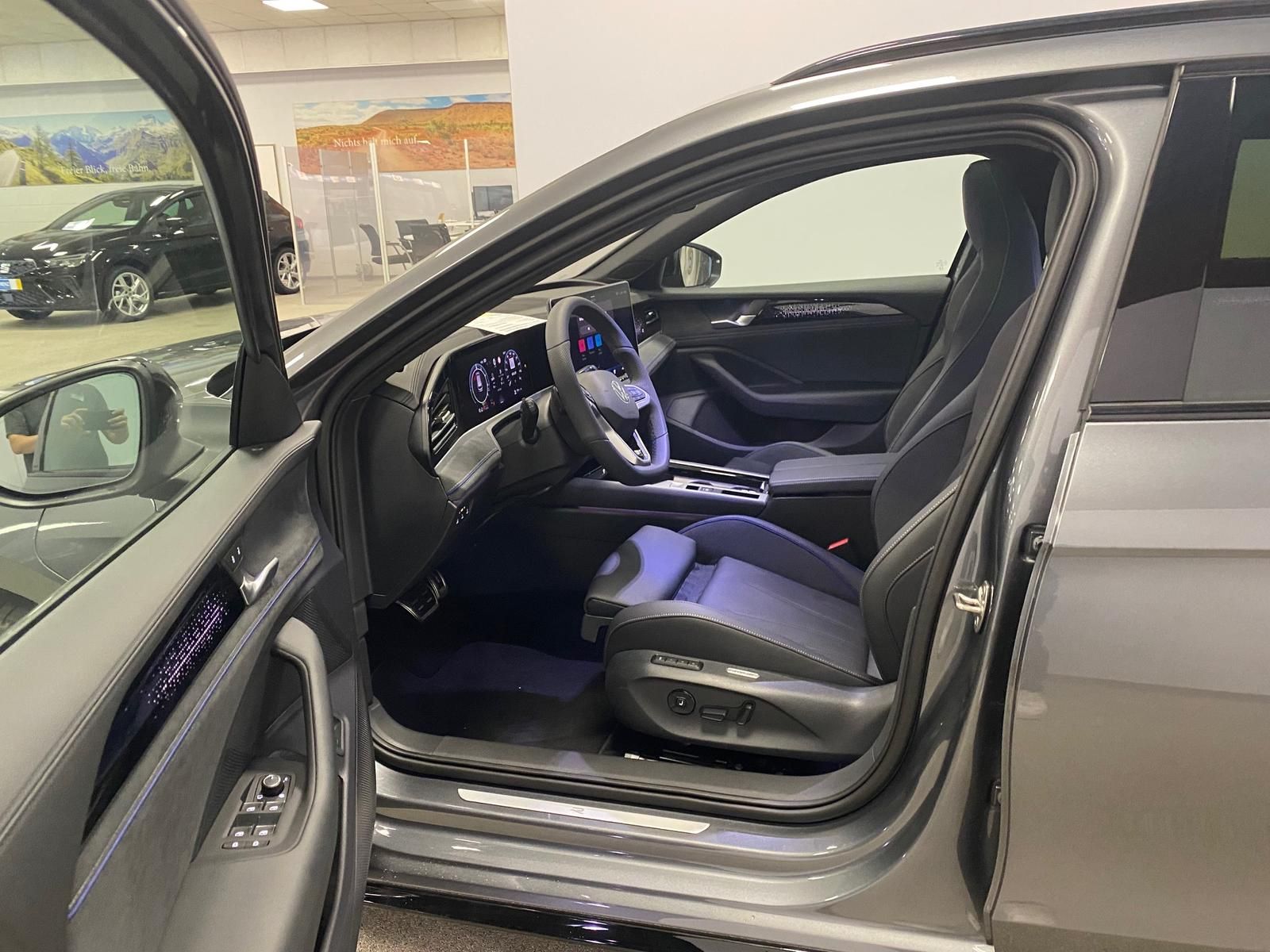 Fahrzeugabbildung Volkswagen Passat Variant 1.5 TSI eHybrid DCC R-Line