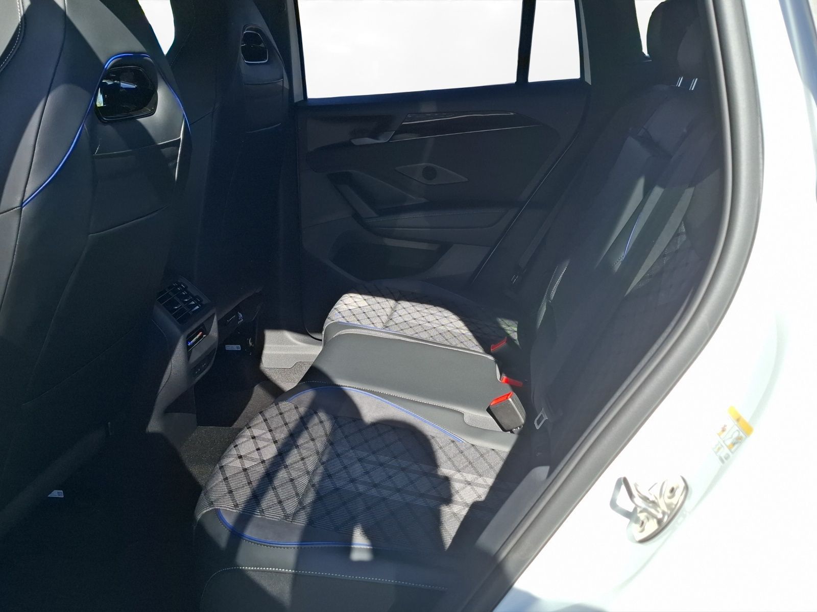 Volkswagen Tiguan R-Line 150 PS DSG | NAVI | Ahzv. | HUD uv imagem 3